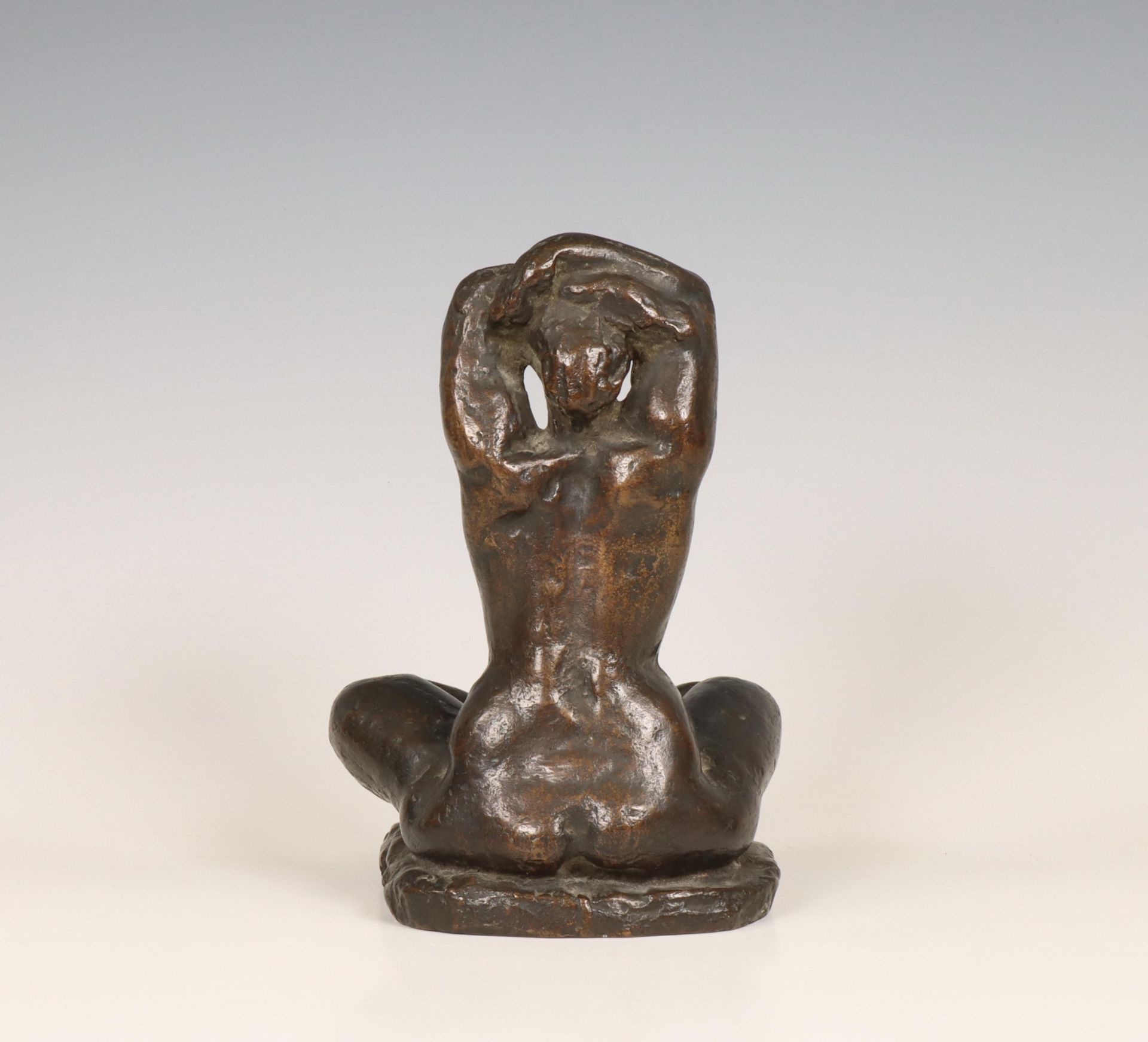 Charlotte van Pallandt (1898-1997), bronzen sculptuur van vrouw in keermakers zit met handen boven h - Bild 2 aus 7