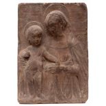 Italië, een terracotta plaquette met voorstelling van Madonna en kind, 19e-20ste eeuw.