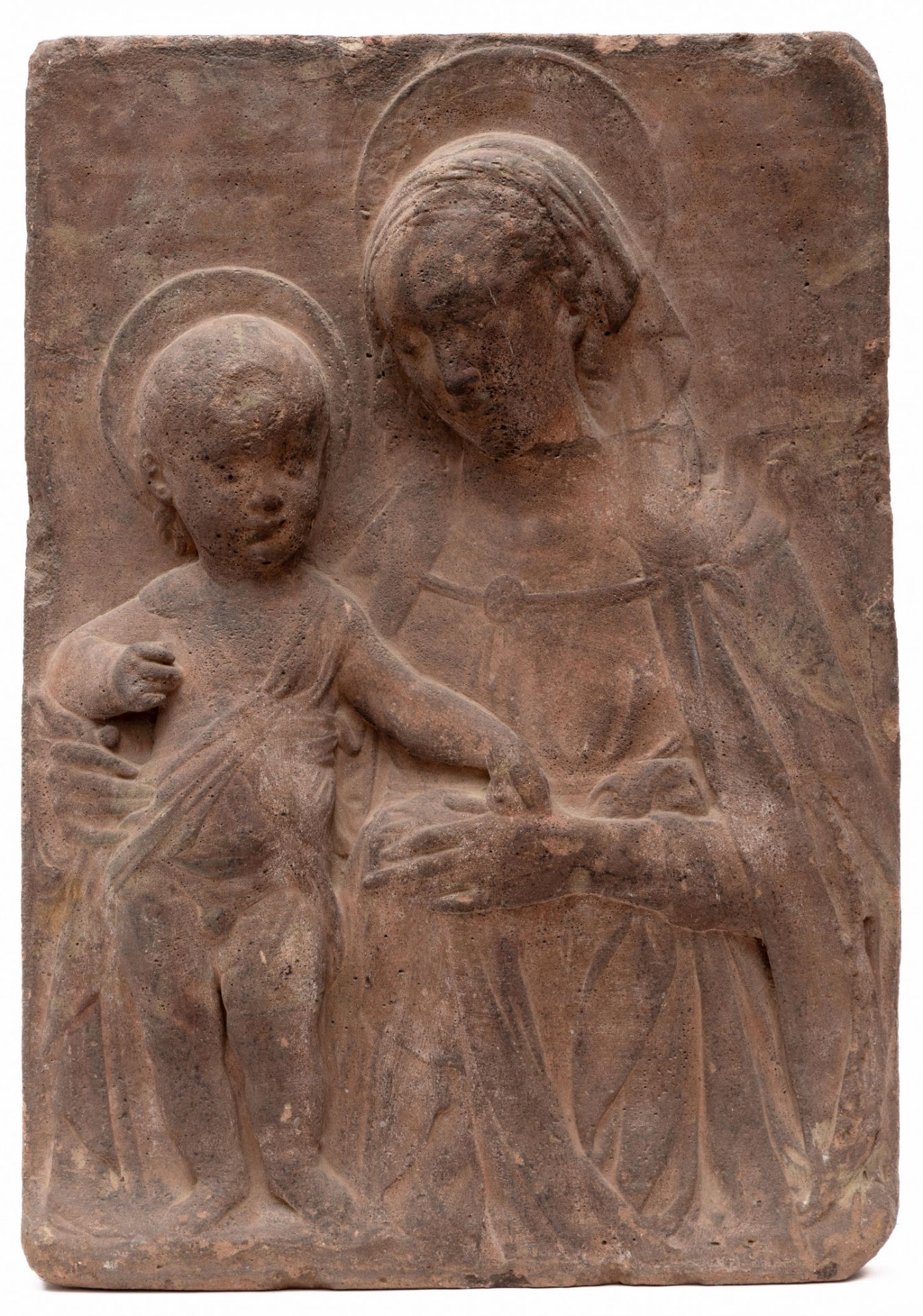 Italië, een terracotta plaquette met voorstelling van Madonna en kind, 19e-20ste eeuw.