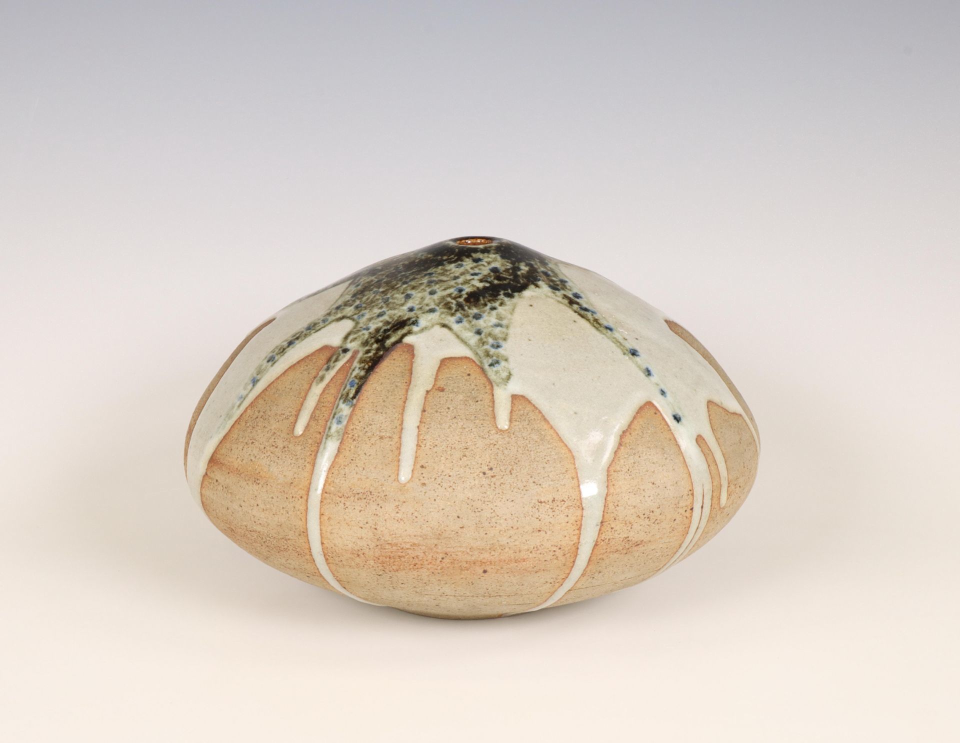 Johnny Rolf (1936), deels geglazuurde bolle aardewerk vaas.