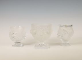 Lalique, drie persglazen vaasjes, waaronder [Elisabeth] vaas, 2e helft 20e eeuw. Allen gesigneerd La