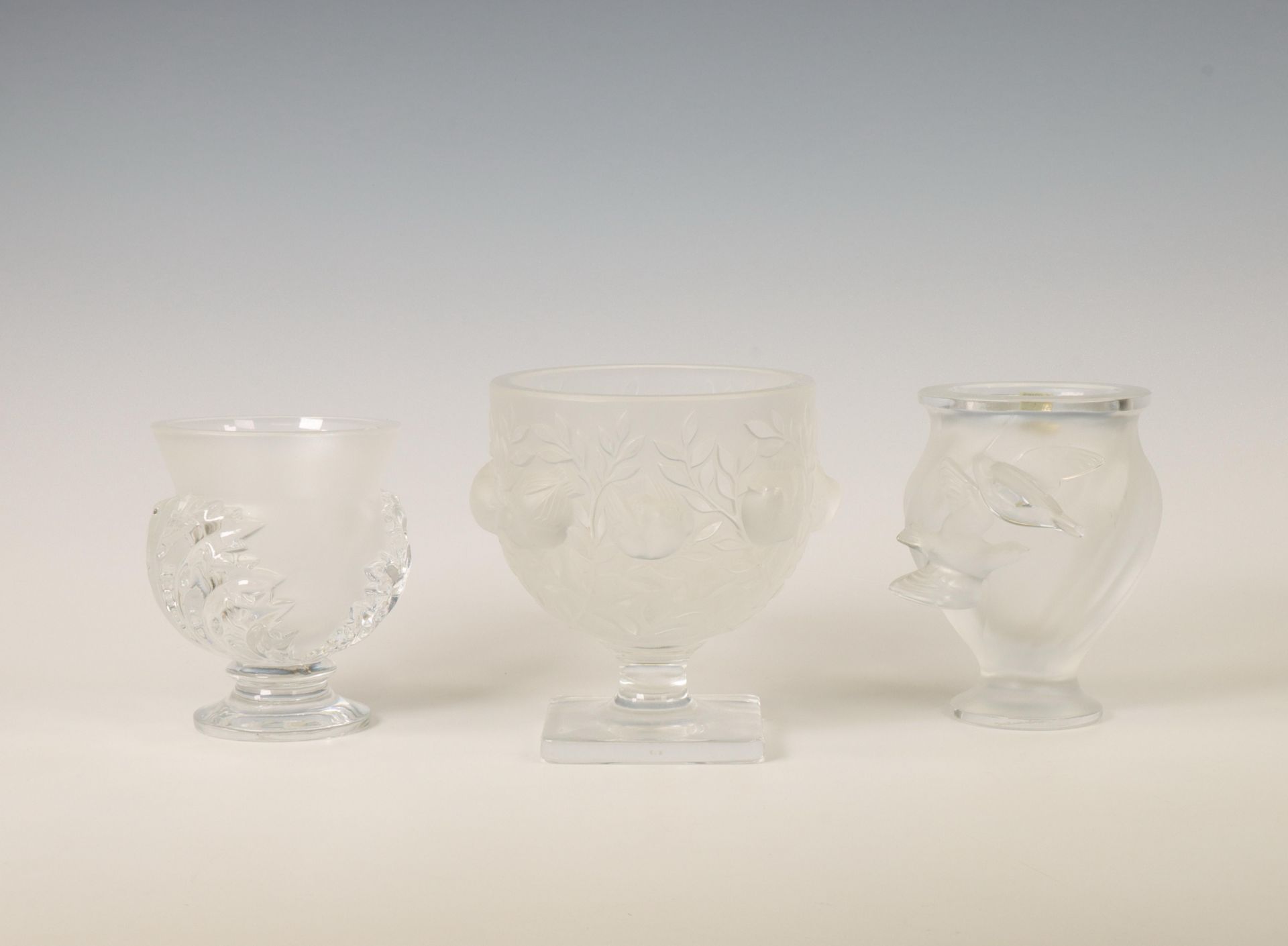 Lalique, drie persglazen vaasjes, waaronder [Elisabeth] vaas, 2e helft 20e eeuw. Allen gesigneerd La