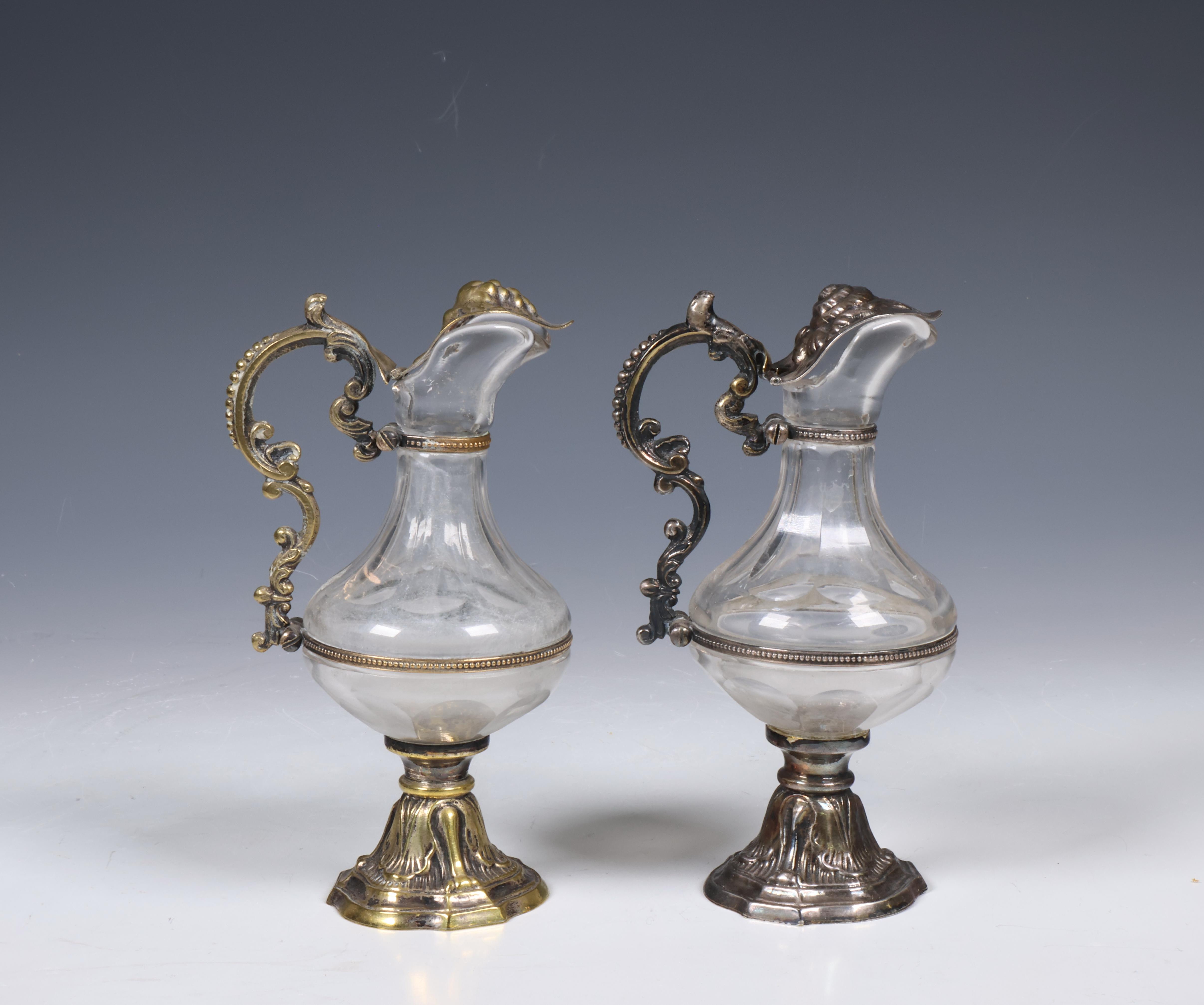 Twee kristallen water ampullen, 19e eeuw;