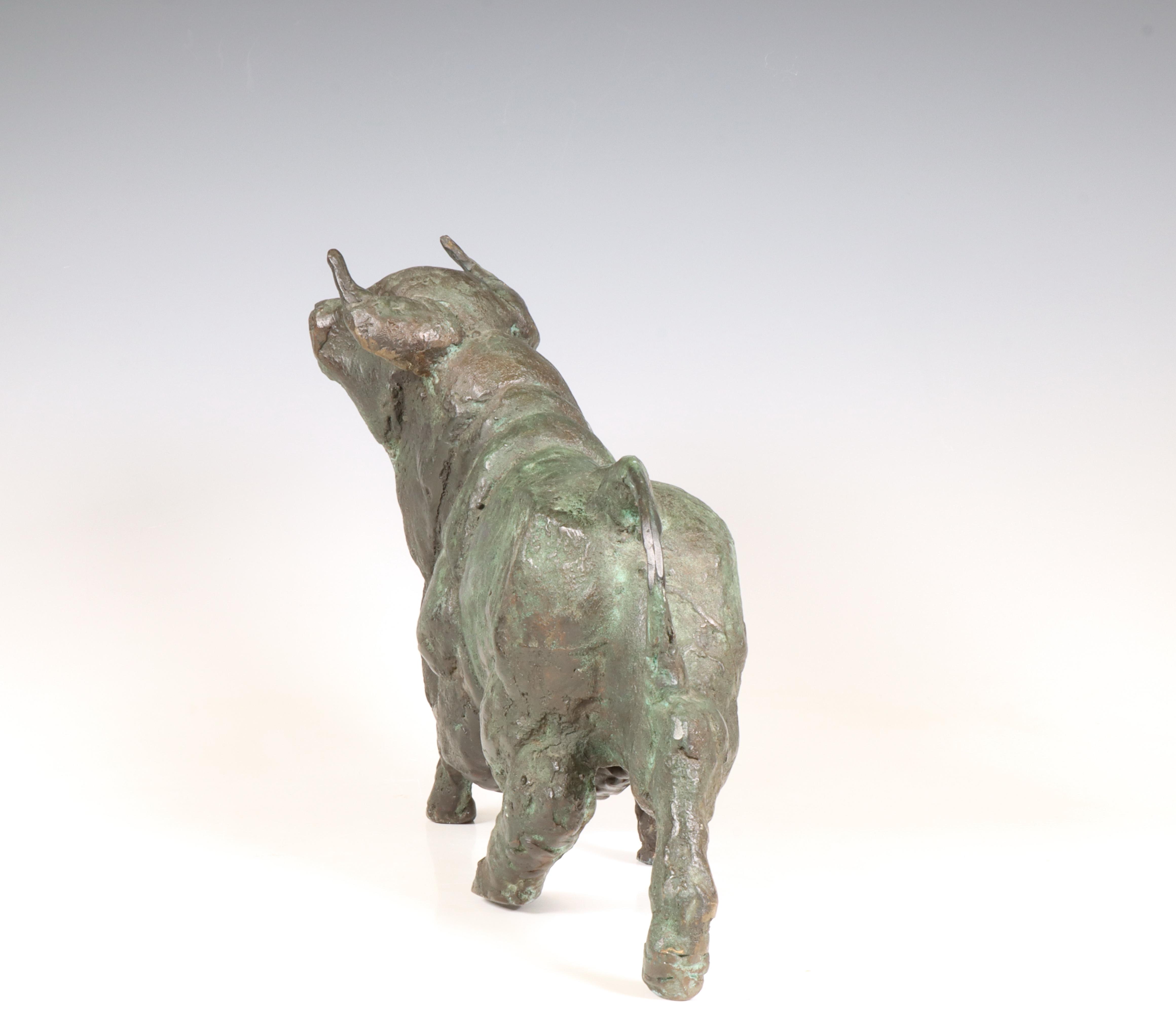 Theo Mackaay (geb. 1950), groen gepatineerd bronzen sculptuur 'Spaanse stier', 1990. - Image 7 of 7
