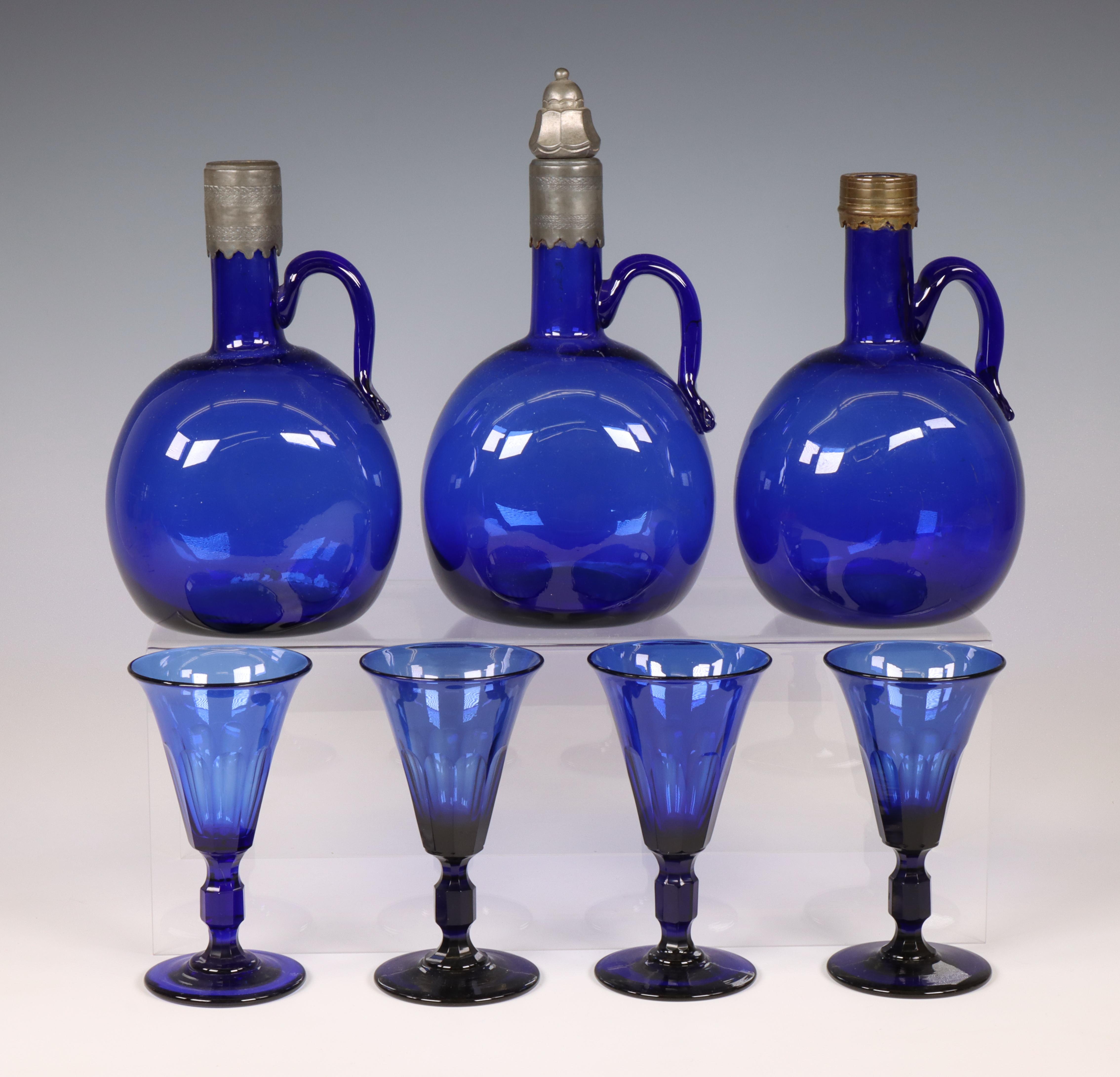 Engeland, drie Bristol blue wijn karaffen, 19e eeuw;