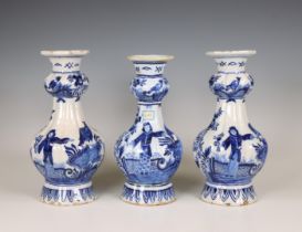 Frankrijk, drie blauw wit aardewerk knobbelvazen, 19e eeuw;