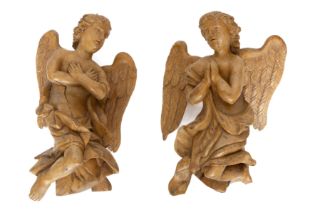 Italië, twee notenhouten gestoken engelen, vroeg 18e eeuw