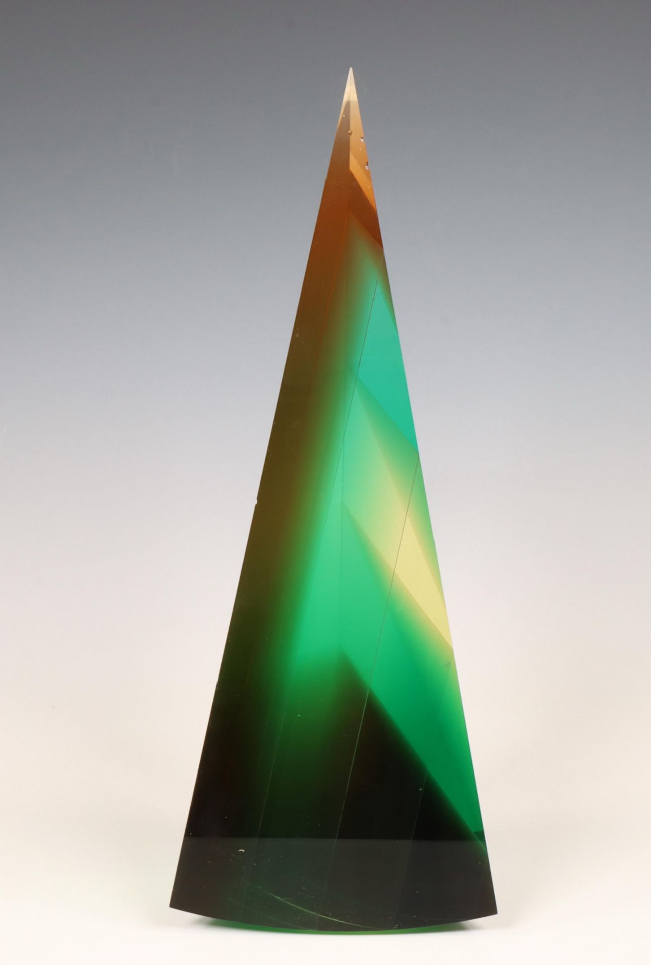 Lubomir Artz (1946-2015), geslepen en gepolijste glassculptuur "Coloured Pyramid", circa 1990. - Image 5 of 5