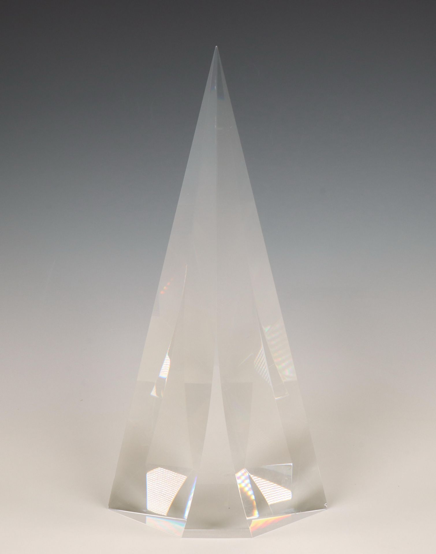 Josef Tomecko (1945), Geslepen glassculptuur "Prism", circa 1990. - Image 2 of 5