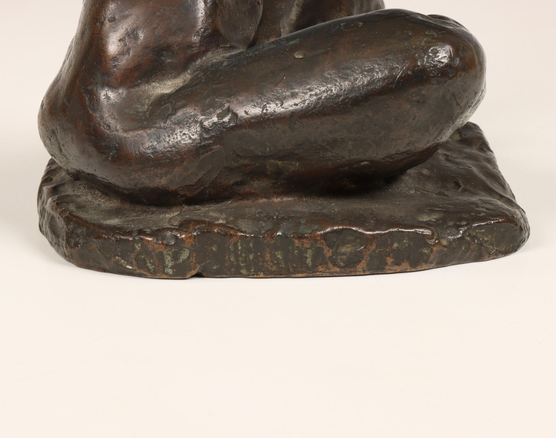 Charlotte van Pallandt (1898-1997), bronzen sculptuur van vrouw in keermakers zit met handen boven h - Image 6 of 7