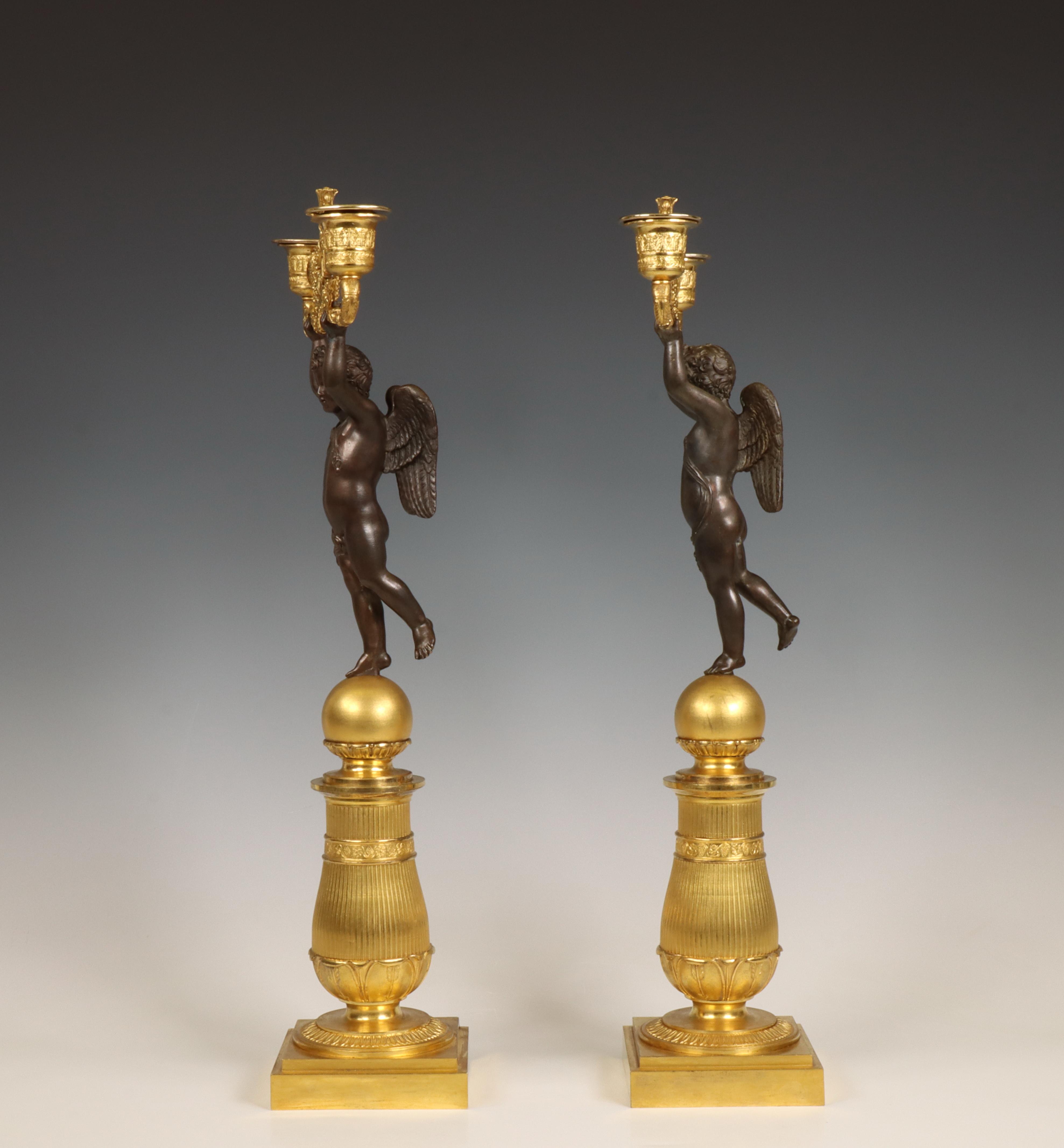 Frankrijk, paar vuurvergulde- en zwart gepatineerde bronzen twee lichts kandelaars, Empire, 19e eeuw - Image 7 of 7