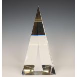 Josef Tomecko (1945), Geslepen glassculptuur "Prism", circa 1990.