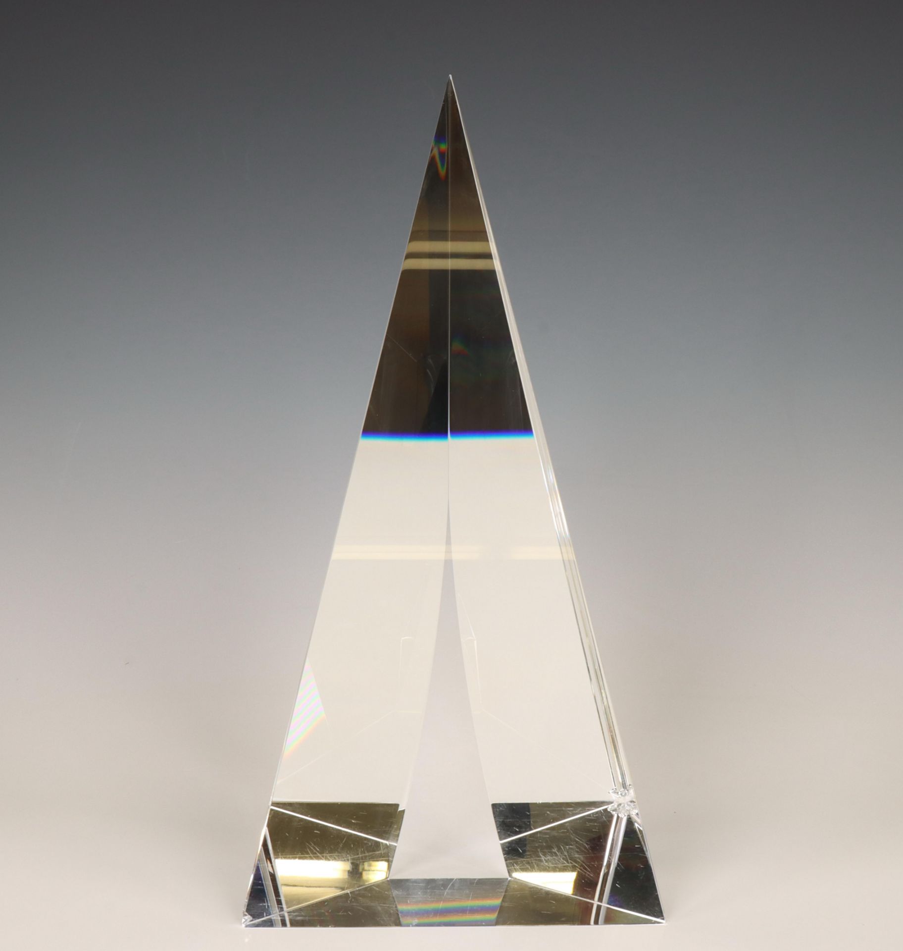 Josef Tomecko (1945), Geslepen glassculptuur "Prism", circa 1990.