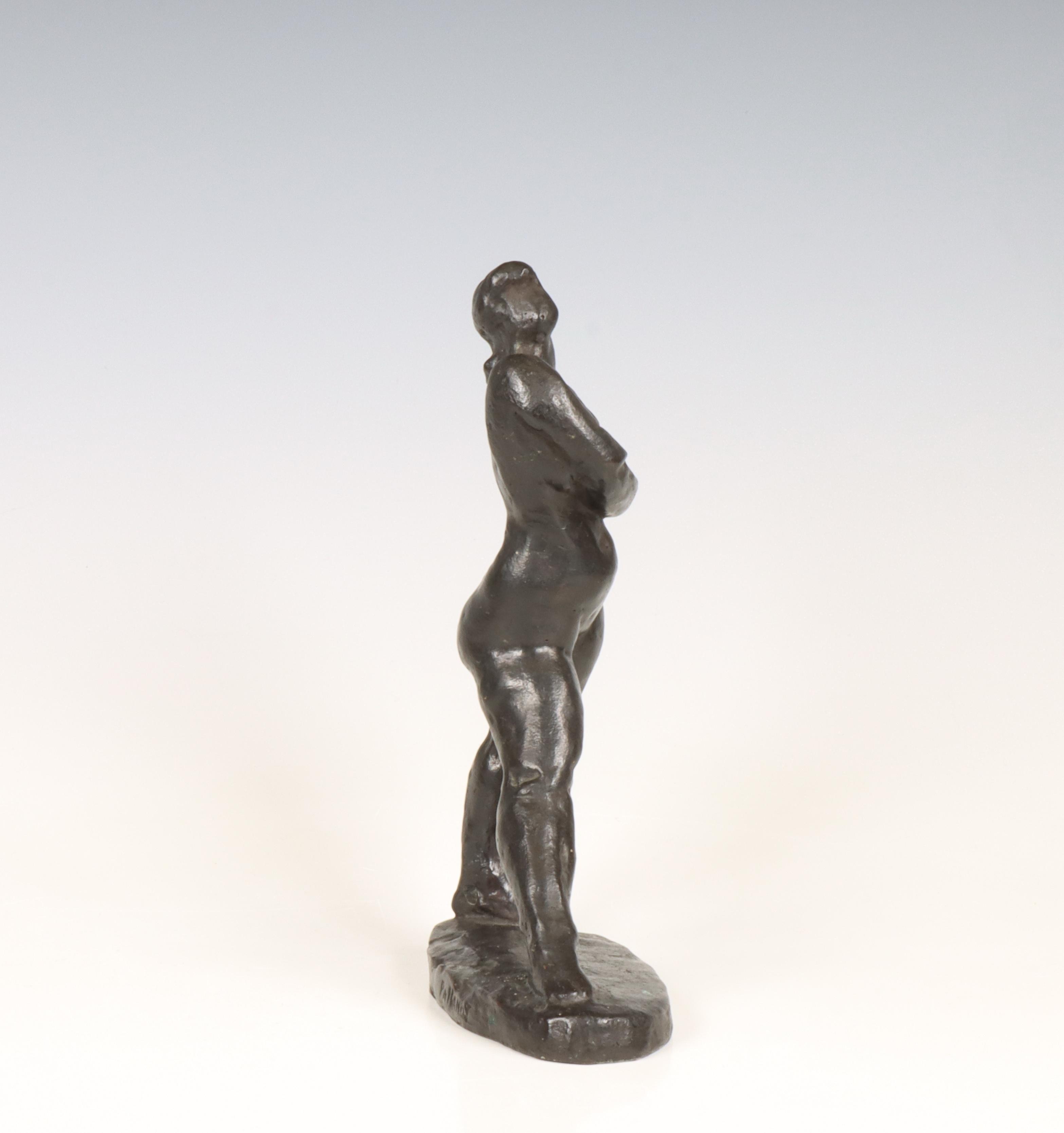 Ch. van Pallandt (1898-1997), zwart gepatineerd bronzen sculptuur 'kleine staande met voet vooruit', - Image 3 of 7