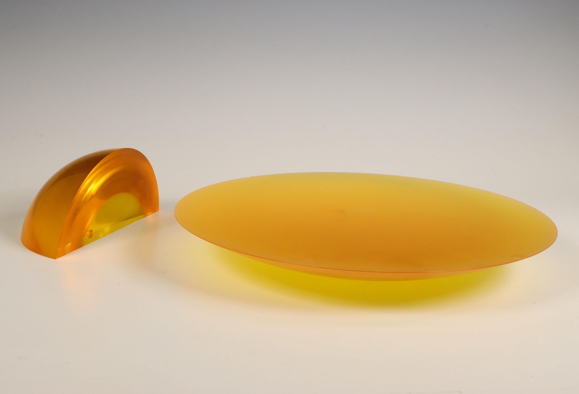 Milos Balgavy (1959), gele optische glazen schijf en kwart bolvorm,
