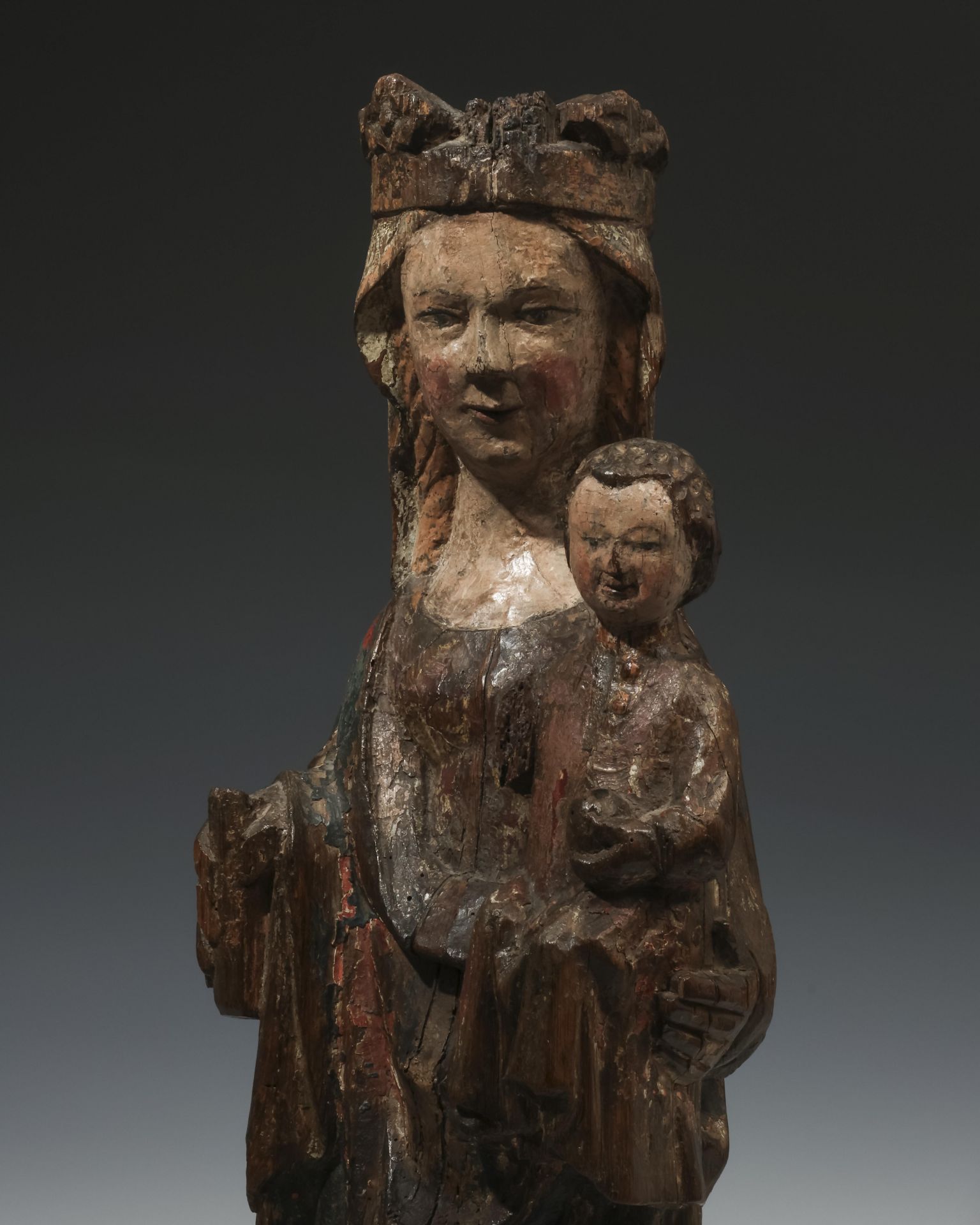 Noord Frankrijk, eikenhouten gestoken sculptuur voorstellende Madonna met kind, 15e eeuw; - Image 2 of 6