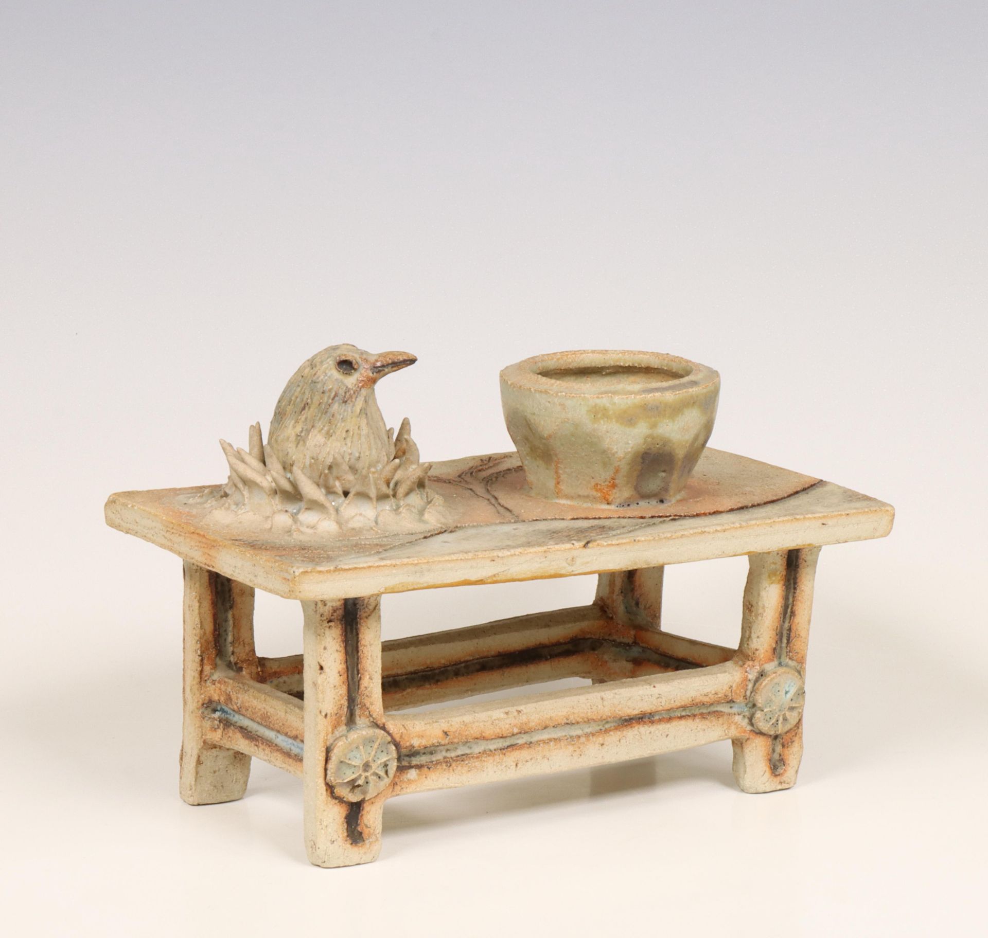 Johnny Rolf (1936), aardewerk vormstuk tafeltje met vogel,
