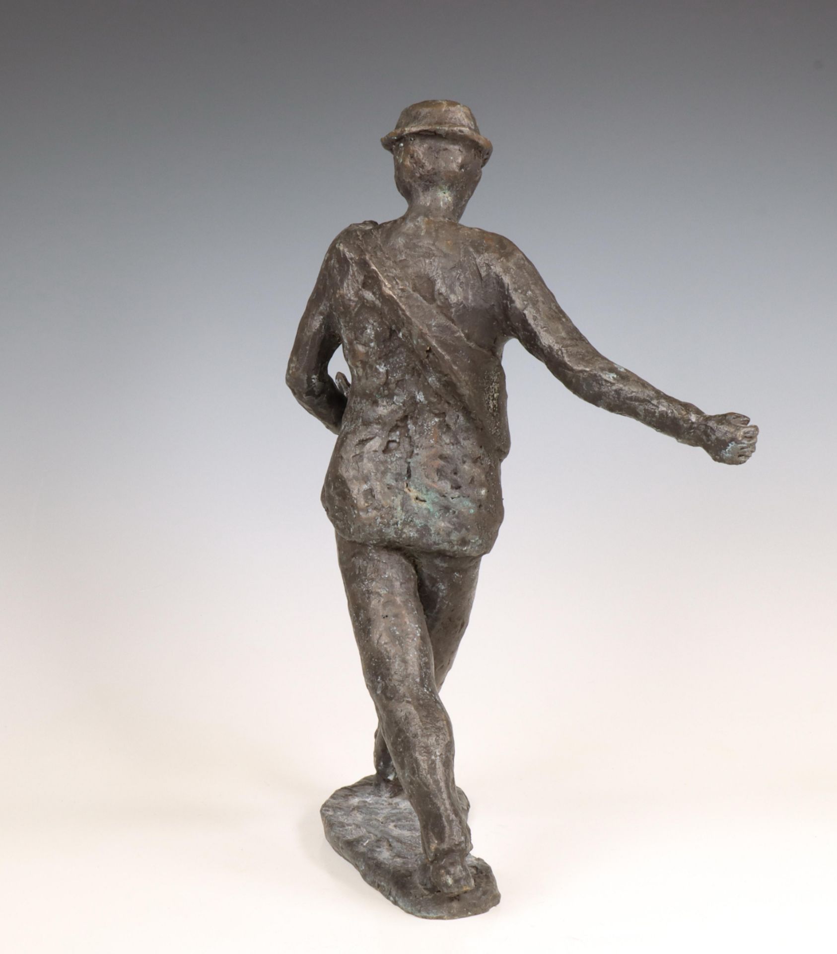 Zwart gepatineerd bronzen sculptuur van een zaaiende boer. - Image 3 of 5