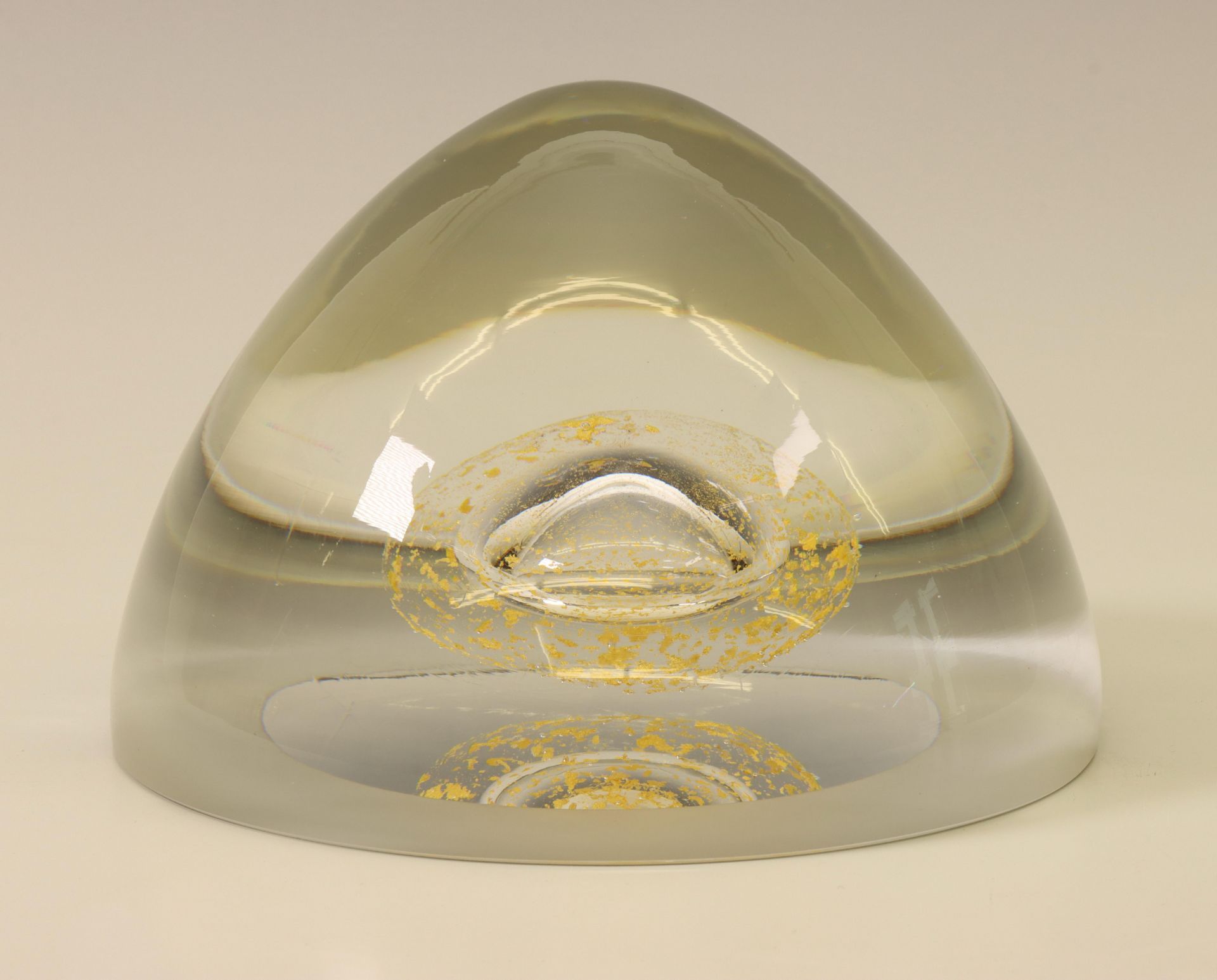 Winnie Teschmacher (1958), konisch glazen object deels gesatineerd, met ingesloten luchtbel,