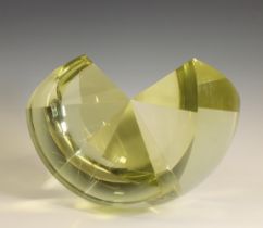 Stepán Pala (1944), geel optisch geslepen glas object,