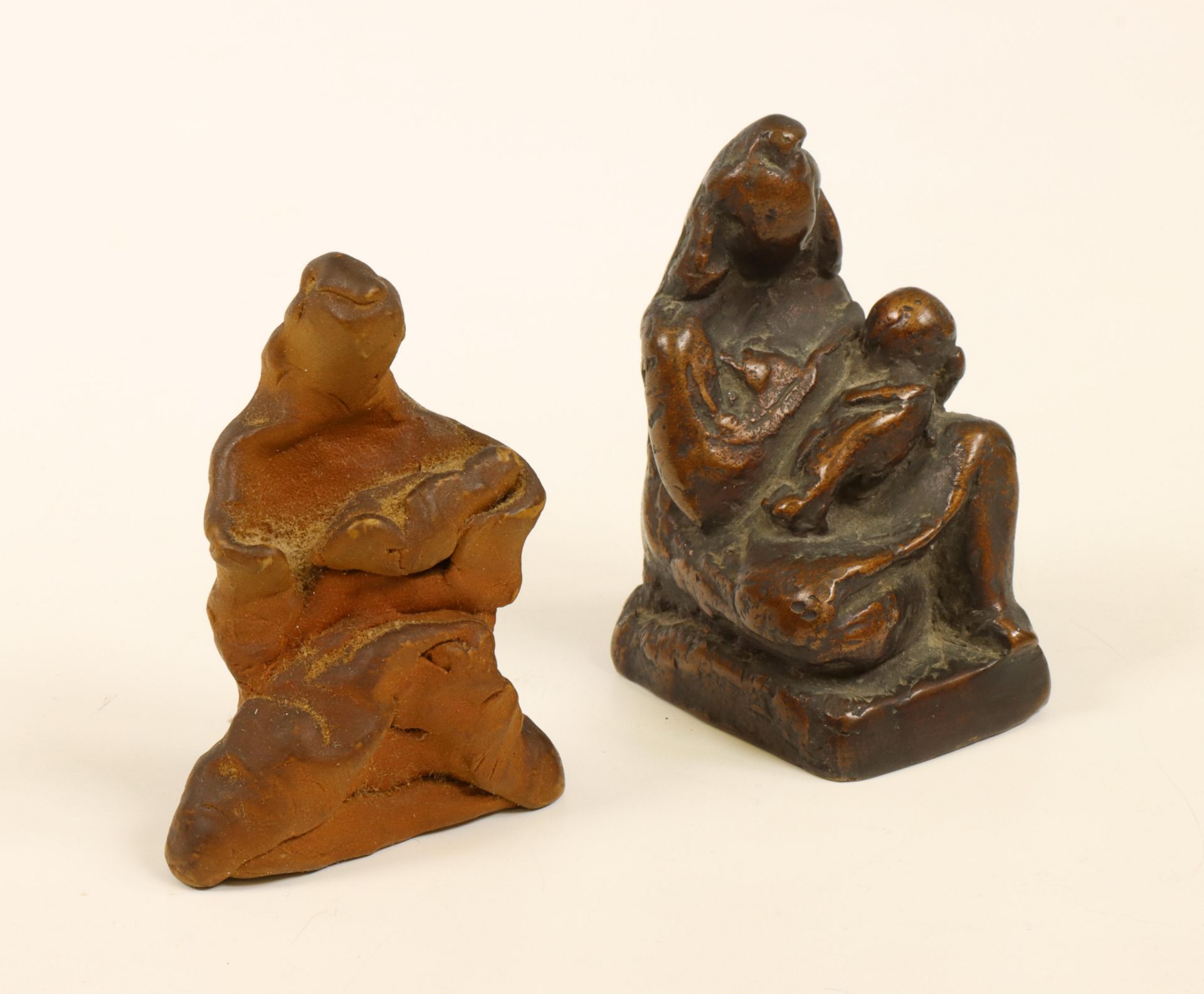 Charlotte van Pallandt (1898-1997), bronzen sculptuur, moeder met kind en een gemodelleerd wassen be - Bild 4 aus 4