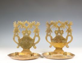 Paar geelkoperen twee-lichts wandblakers, 18e eeuw;