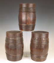 Drie bruin geschilderde gekuipte houten tabakstonnetjes, ca. 1800;