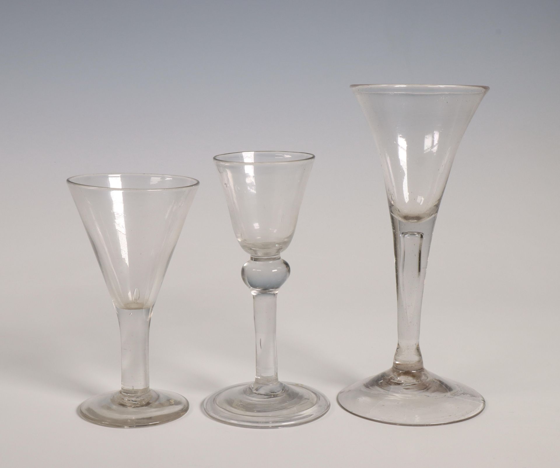 Drie diverse antieke glazen, 18e eeuw;