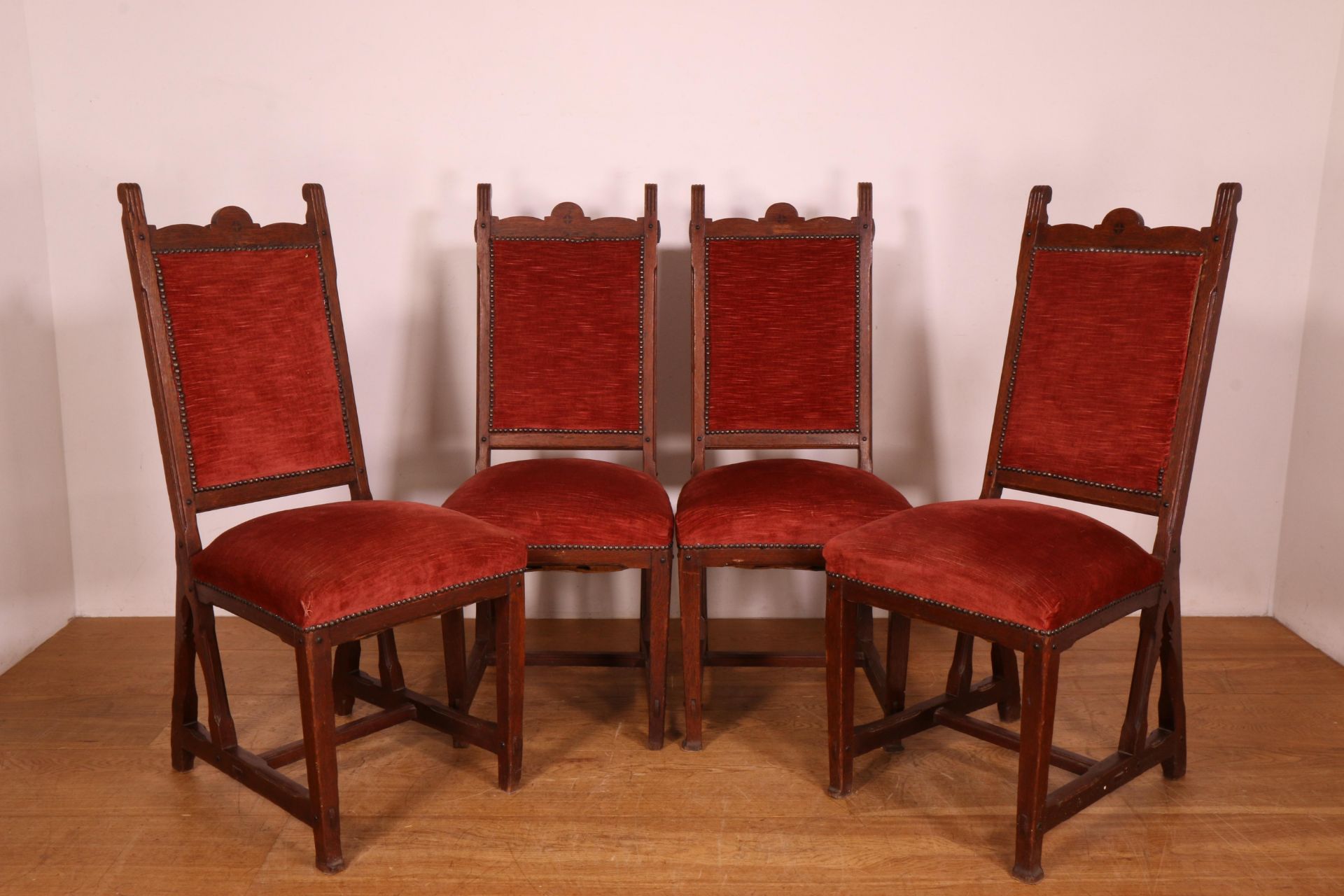H.P. Berlage, set van vier eikenhouten stoelen, ca. 1900,