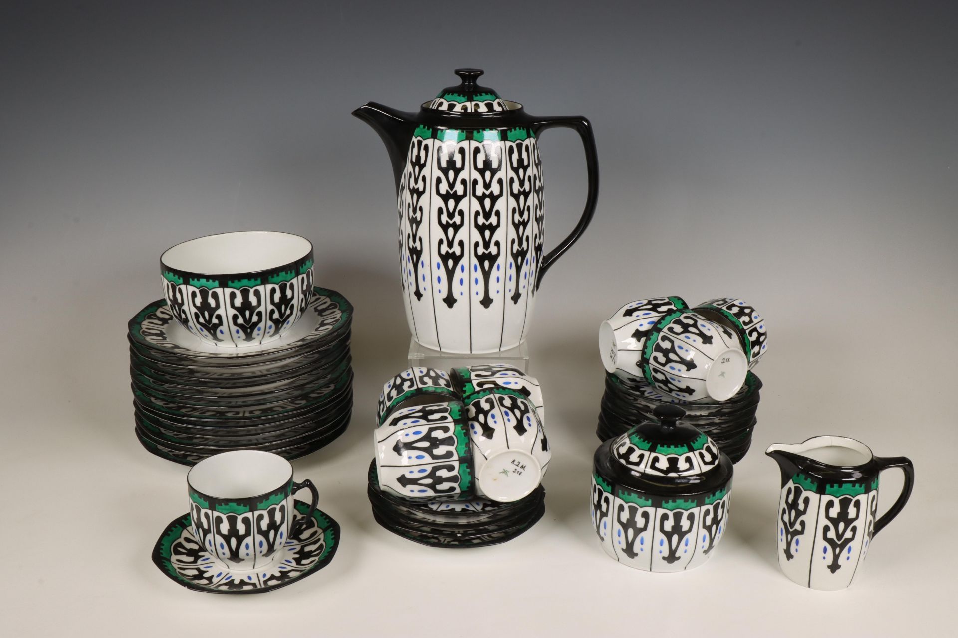 Johann Haviland, Waldershof, porseleinen koffie servies met geometrisch decor in zwart, groen en bla
