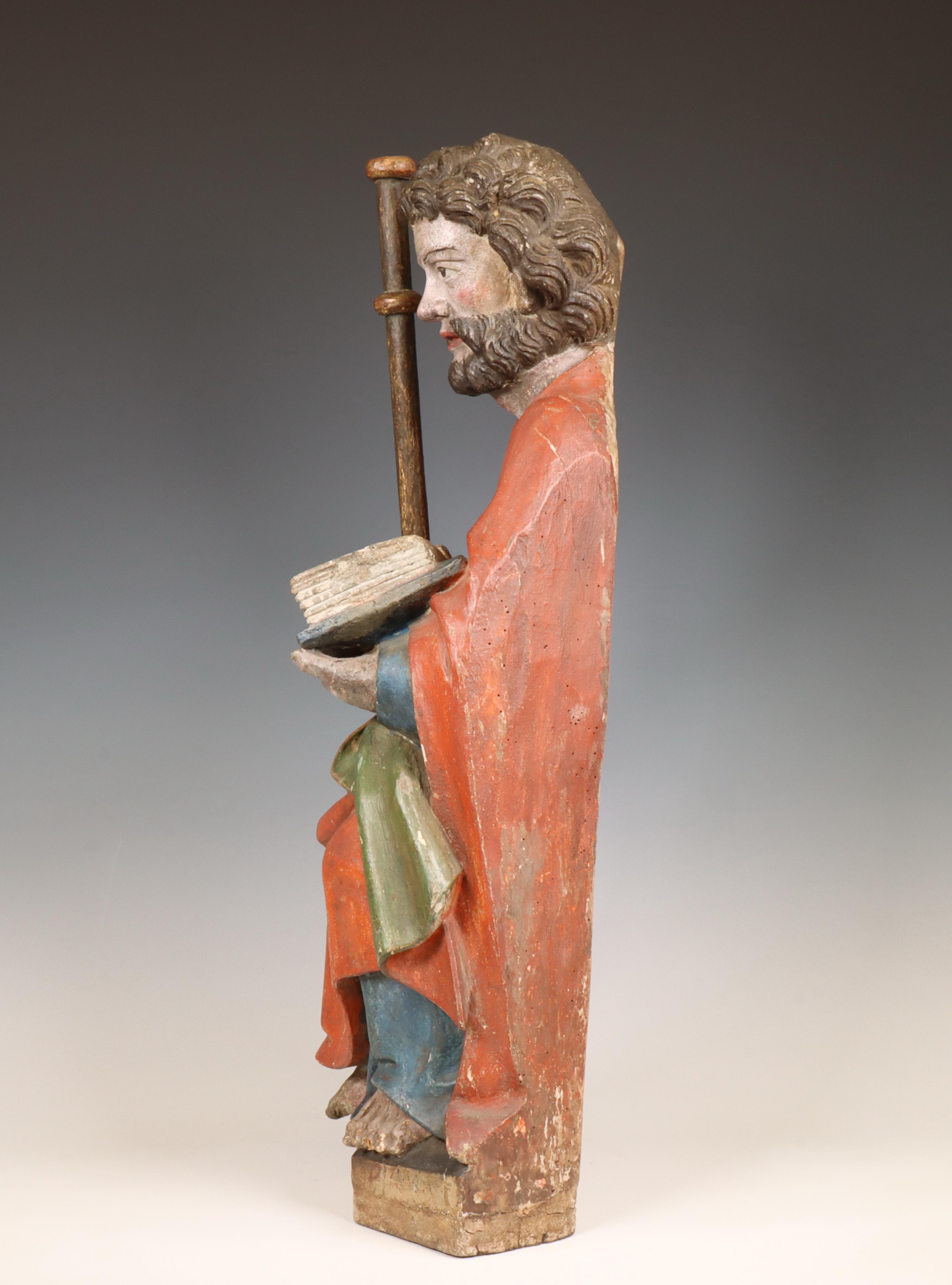 Duitsland, gestoken houten en polychroom geschilderd sculptuur voorstellende de Heilige Benedictus, - Image 3 of 4