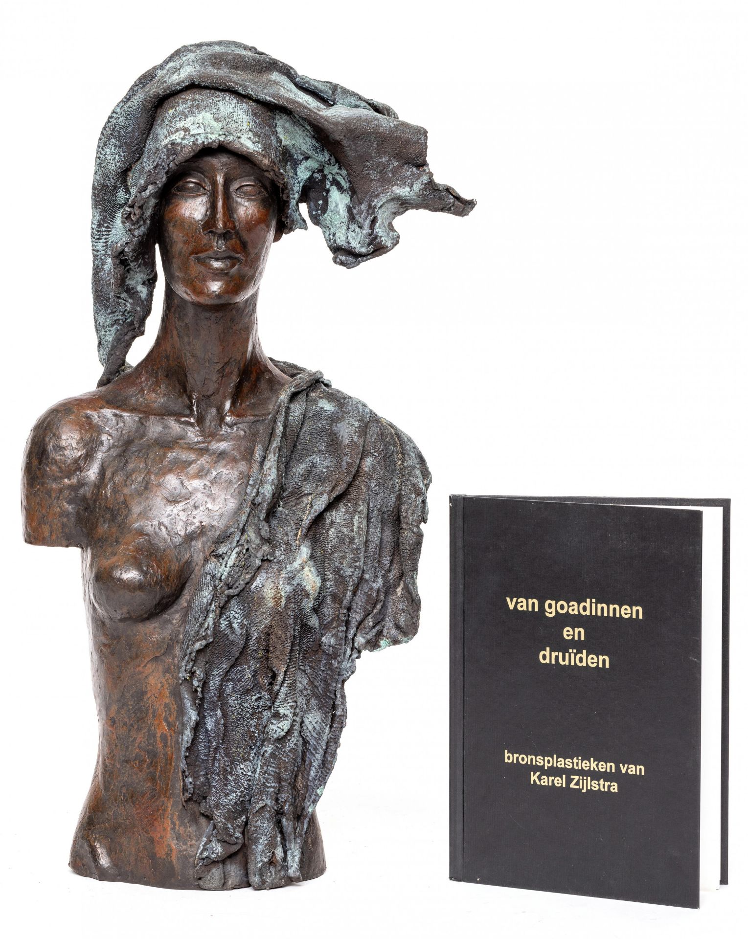 Karel Zijlstra (geb. 1958), bruin/groen gepatineerd bronzen buste van vrouw met gedrapeerde doek, ca - Bild 4 aus 5
