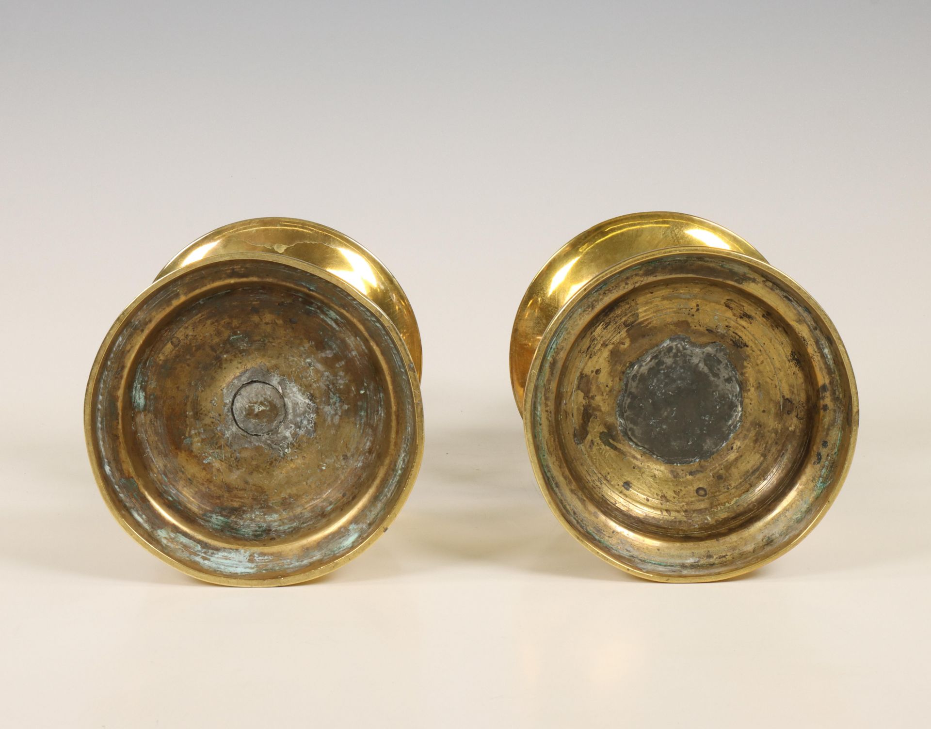 Twee bronzen eenlichts kraagkandelaars. 18e eeuw. - Bild 2 aus 3