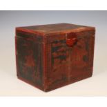 China, polychroom gedecoreerde houten theekist voor de VOC, circa 1800