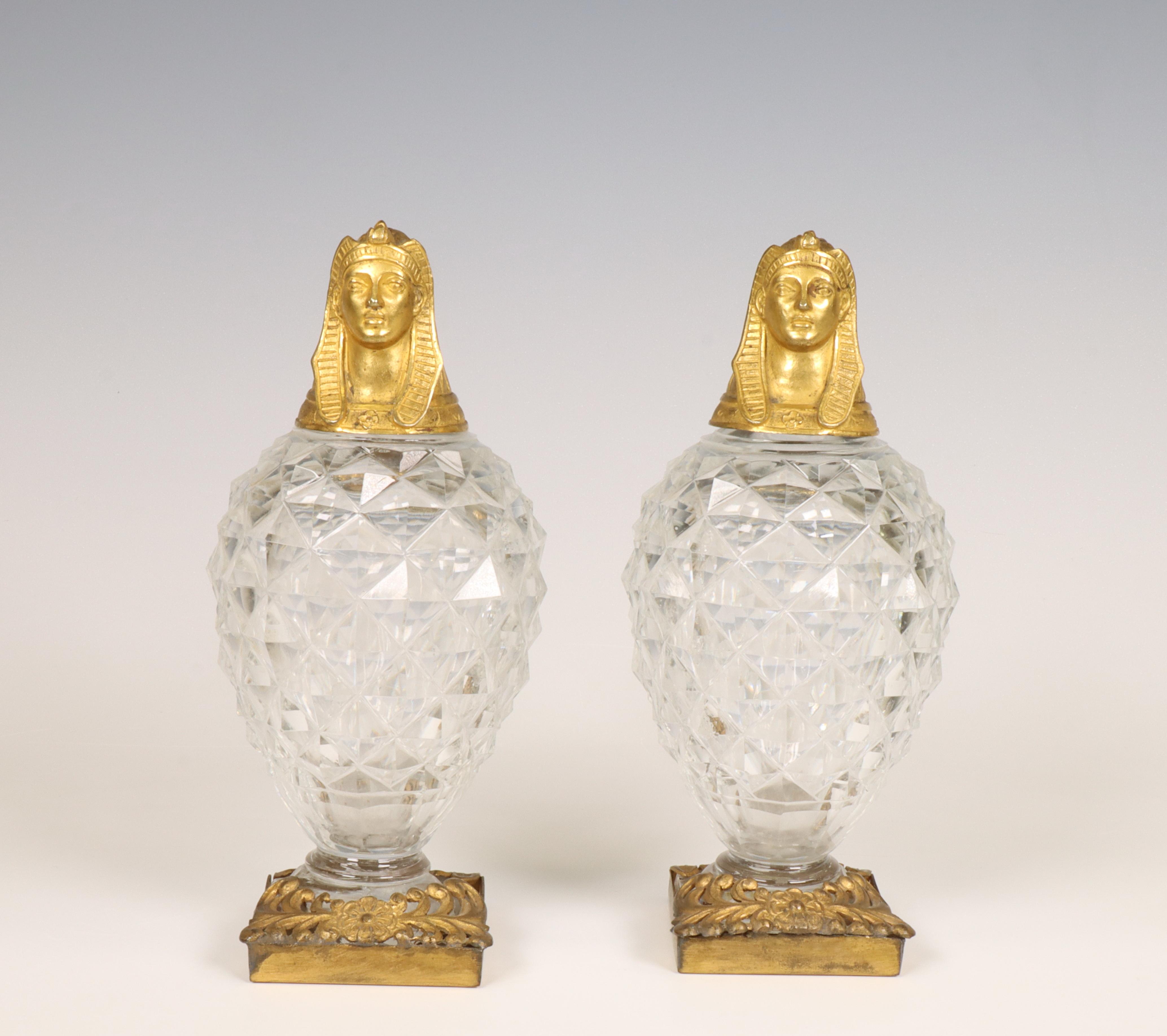 Frankrijk, paar kristalen geslepen flacons, retour d'Egypte, Empire, ca. 1810;