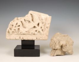 Frankrijk, gekapt kalkstenen fragement van Heiligenbeeld en een architectuur fragment, mogelijk 12e-