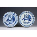 Delft, twee blauw wit aardewerk borden met Kangxi decor, 18e eeuw;