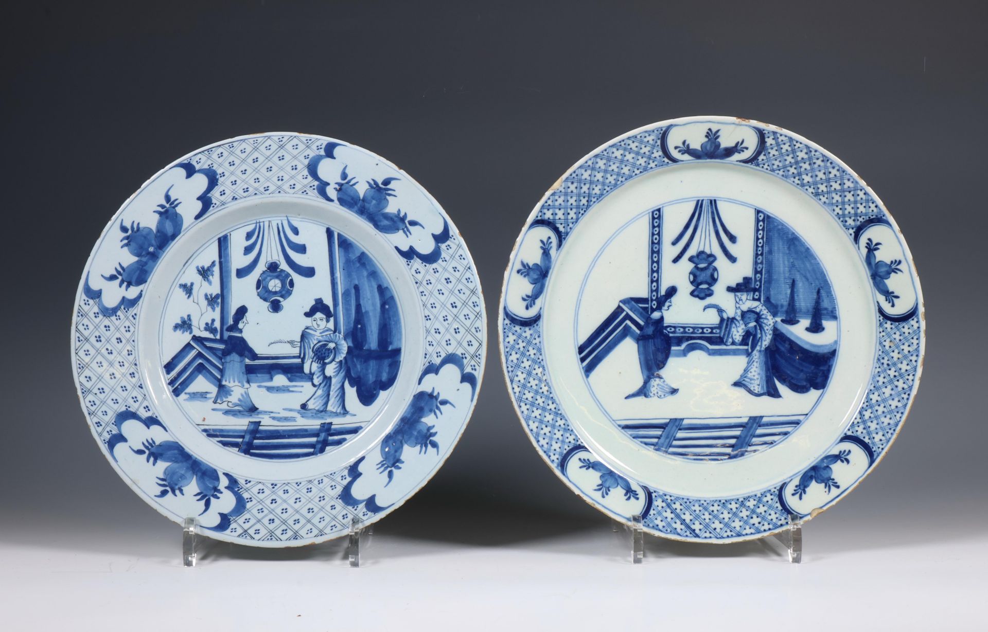 Delft, twee blauw wit aardewerk borden met Kangxi decor, 18e eeuw;