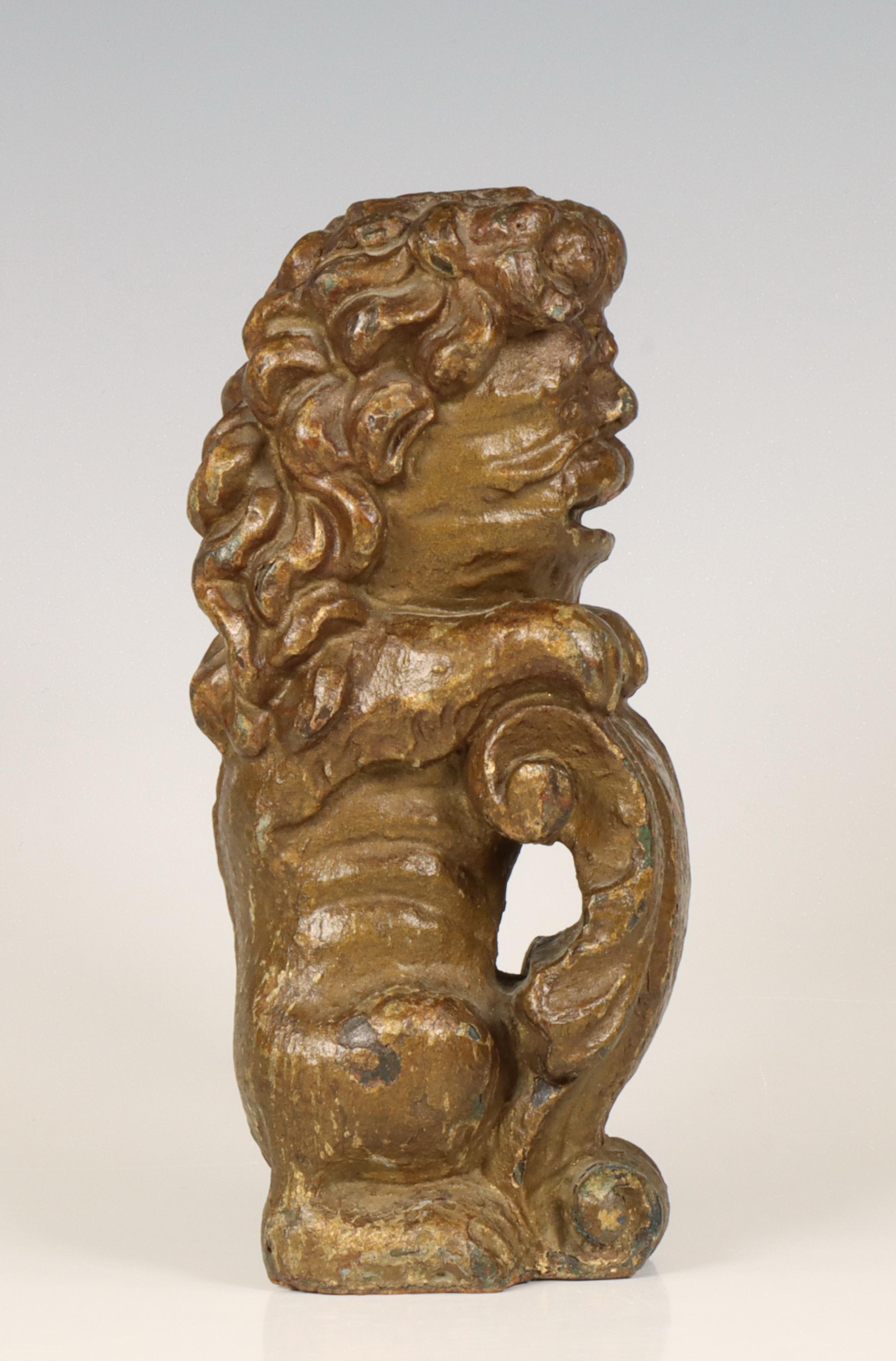Batavia, gestoken houten sculptuur van opstaande leeuw, 18e eeuw; - Image 5 of 5