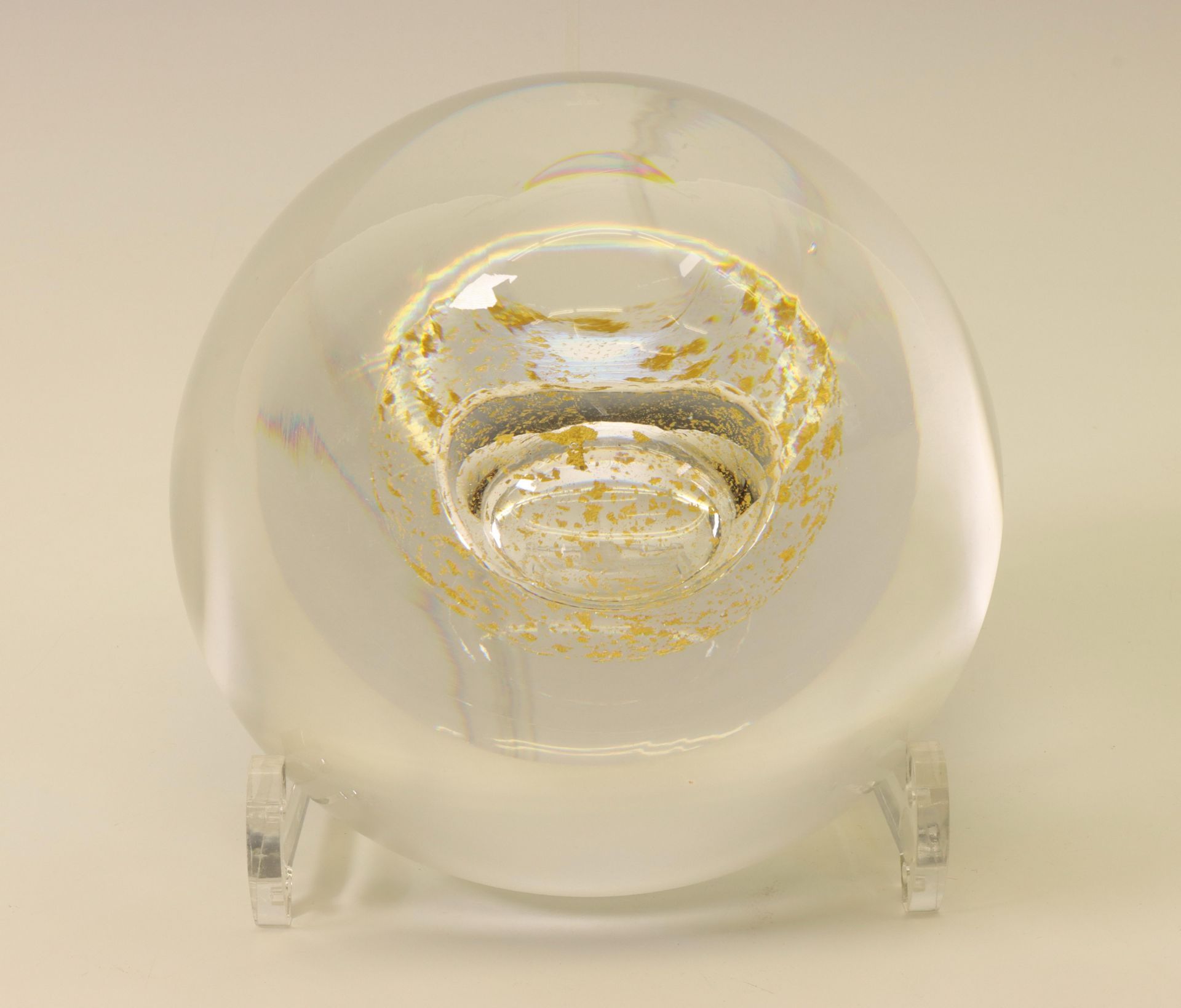 Winnie Teschmacher (1958), konisch glazen object deels gesatineerd, met ingesloten luchtbel, - Image 2 of 2