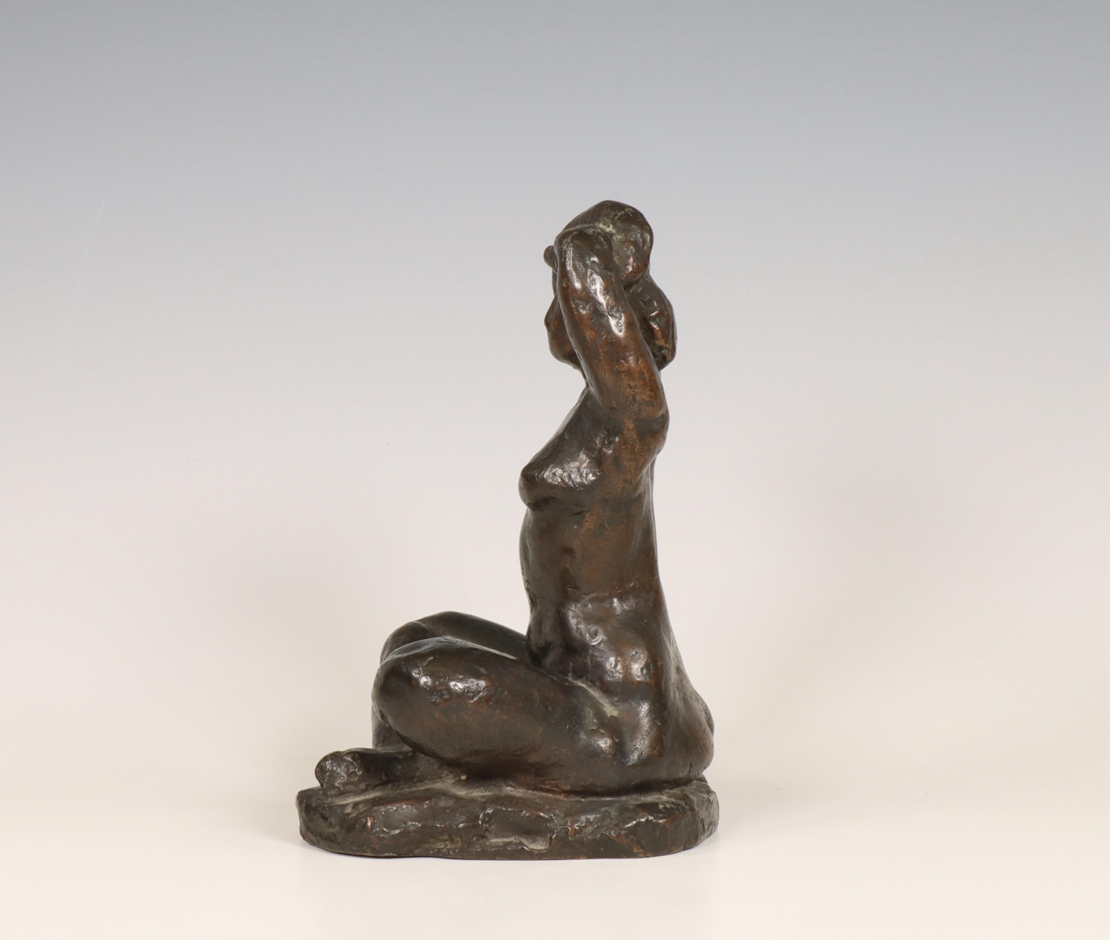 Charlotte van Pallandt (1898-1997), bronzen sculptuur van vrouw in keermakers zit met handen boven h - Image 7 of 7