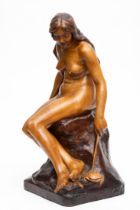 Achille Émile Jacopin (1874-1958), notenhouten gestoken sculptuur van naakte vrouw op rotspartij met