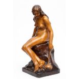 Achille Émile Jacopin (1874-1958), notenhouten gestoken sculptuur van naakte vrouw op rotspartij met