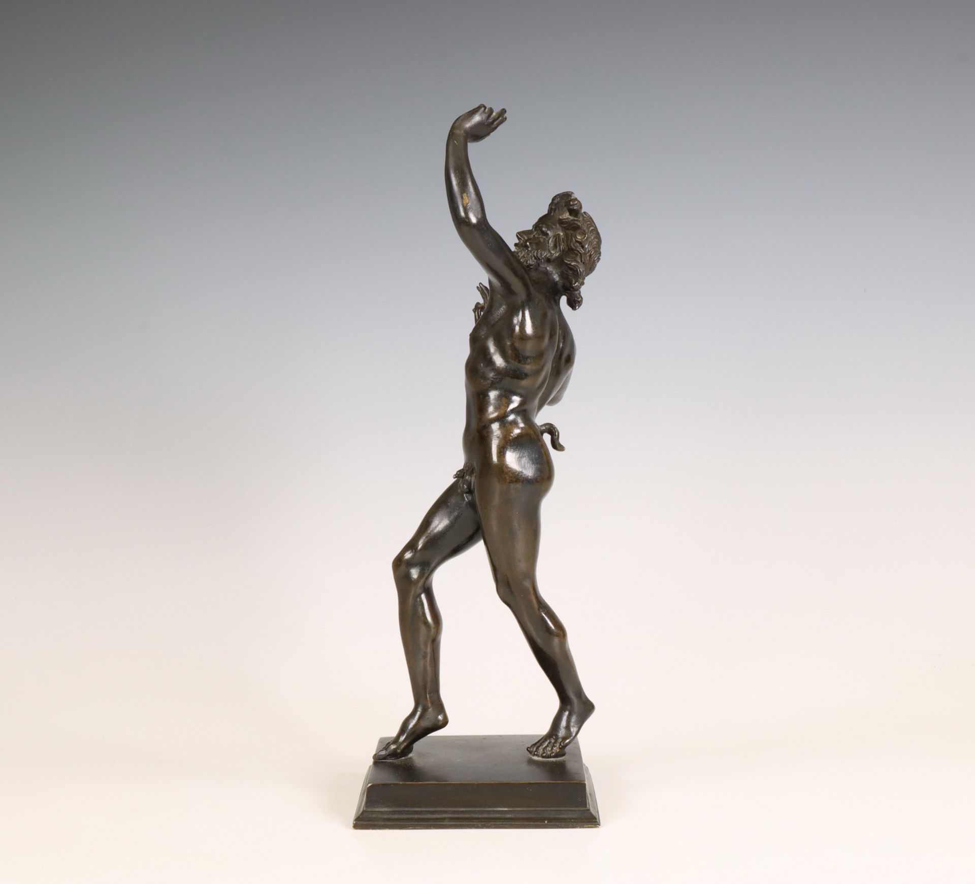 Italië, zwart gepatineerd bronzen sculptuur van dansende faun, ca. 1900; - Bild 4 aus 4