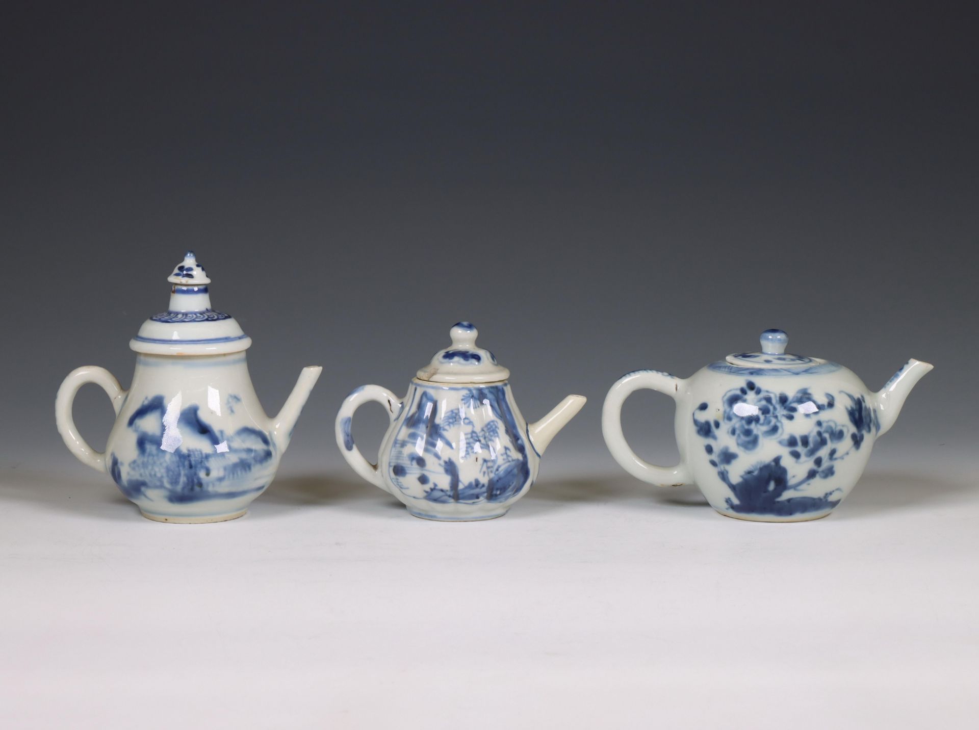 China, three blue and white porcelain teapots, 18th century, - Bild 2 aus 6