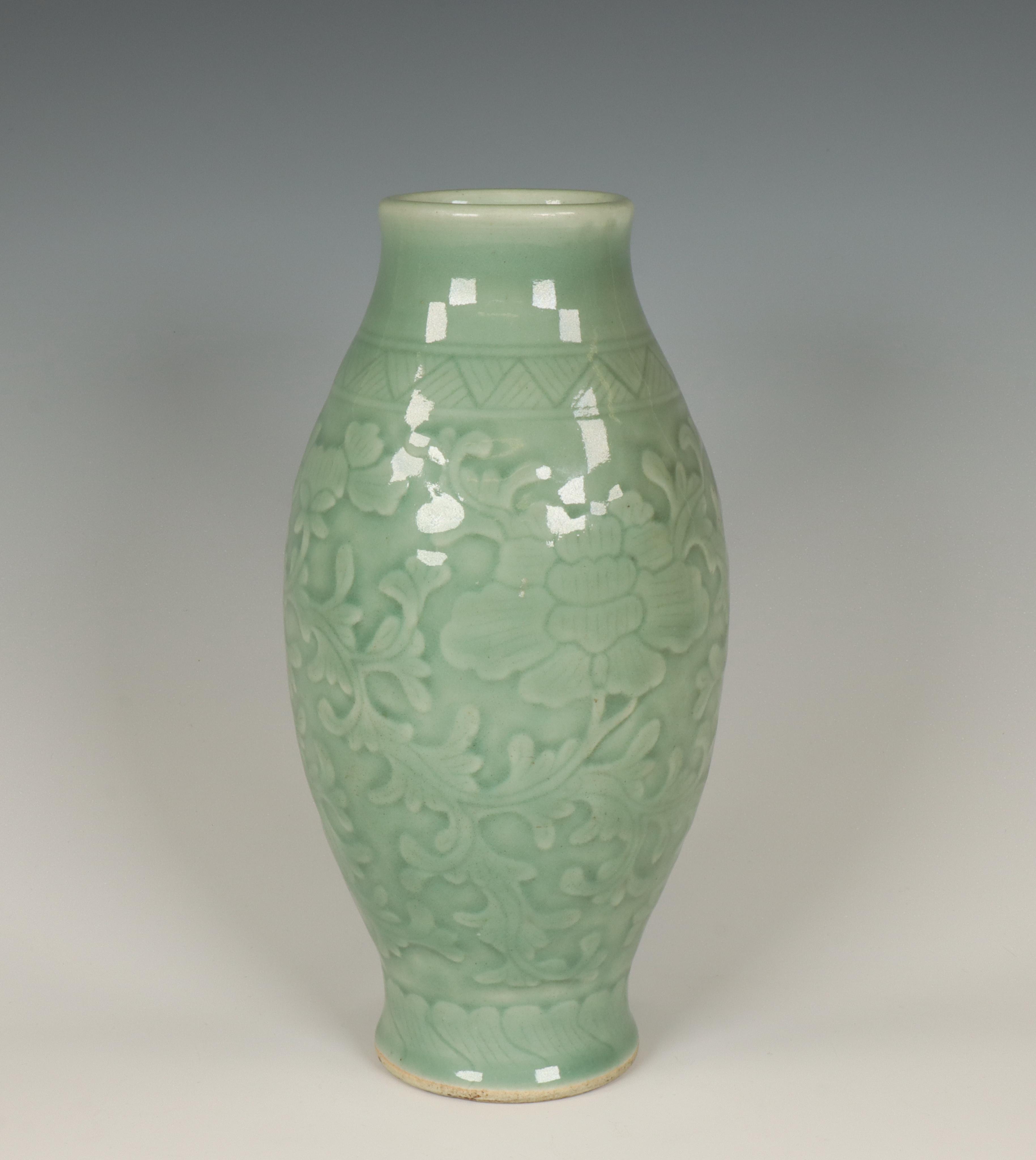 China, celadon-glazed vase, 20th century, - Bild 5 aus 5