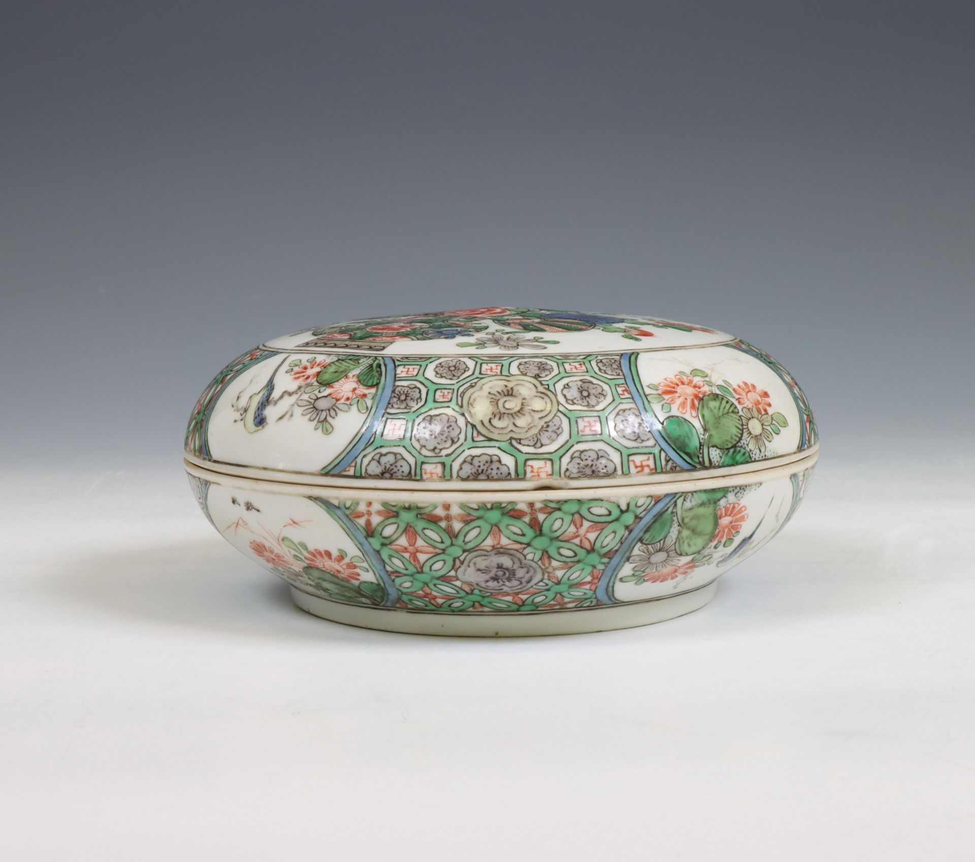China, a famille verte porcelain circular box and cover, Kangxi period (1662-1722), - Bild 3 aus 10