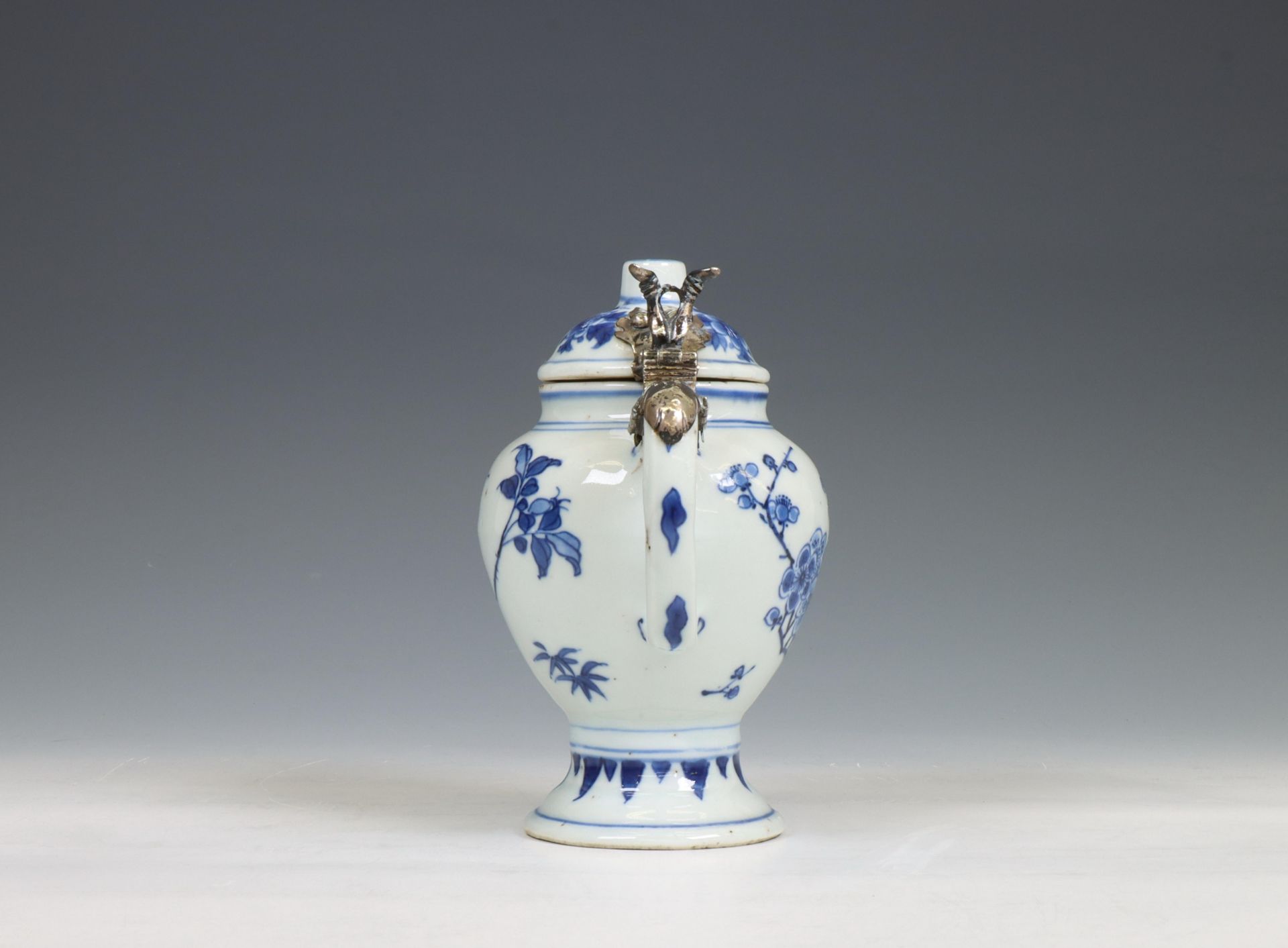 China, a Transitional silver-mounted blue and white mustard-pot and associated cover, mid 17th centu - Bild 6 aus 6