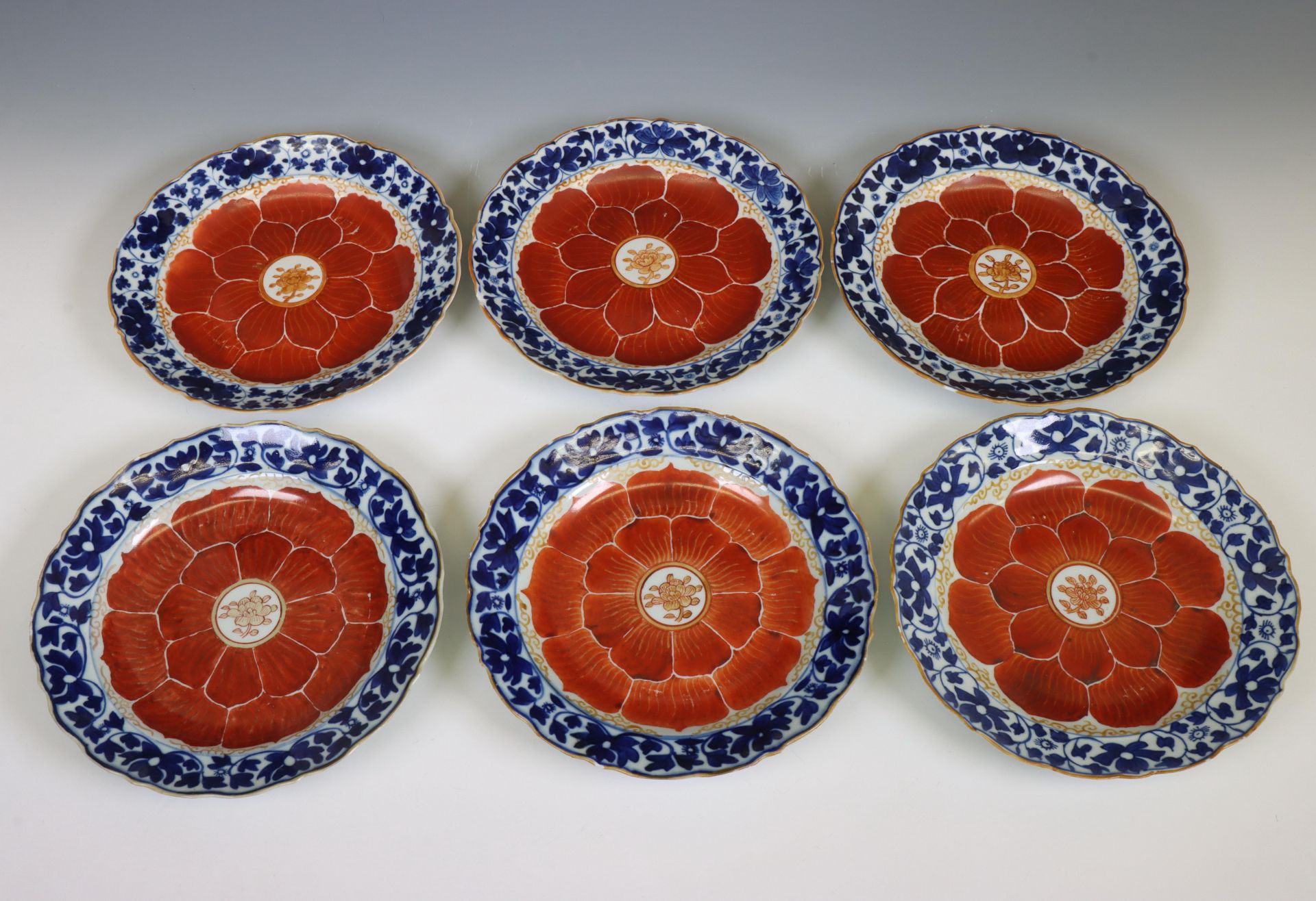 China, set of six blue and white and iron-red porcelain 'lotus' plates, late 18th/ 19th century, - Bild 4 aus 4