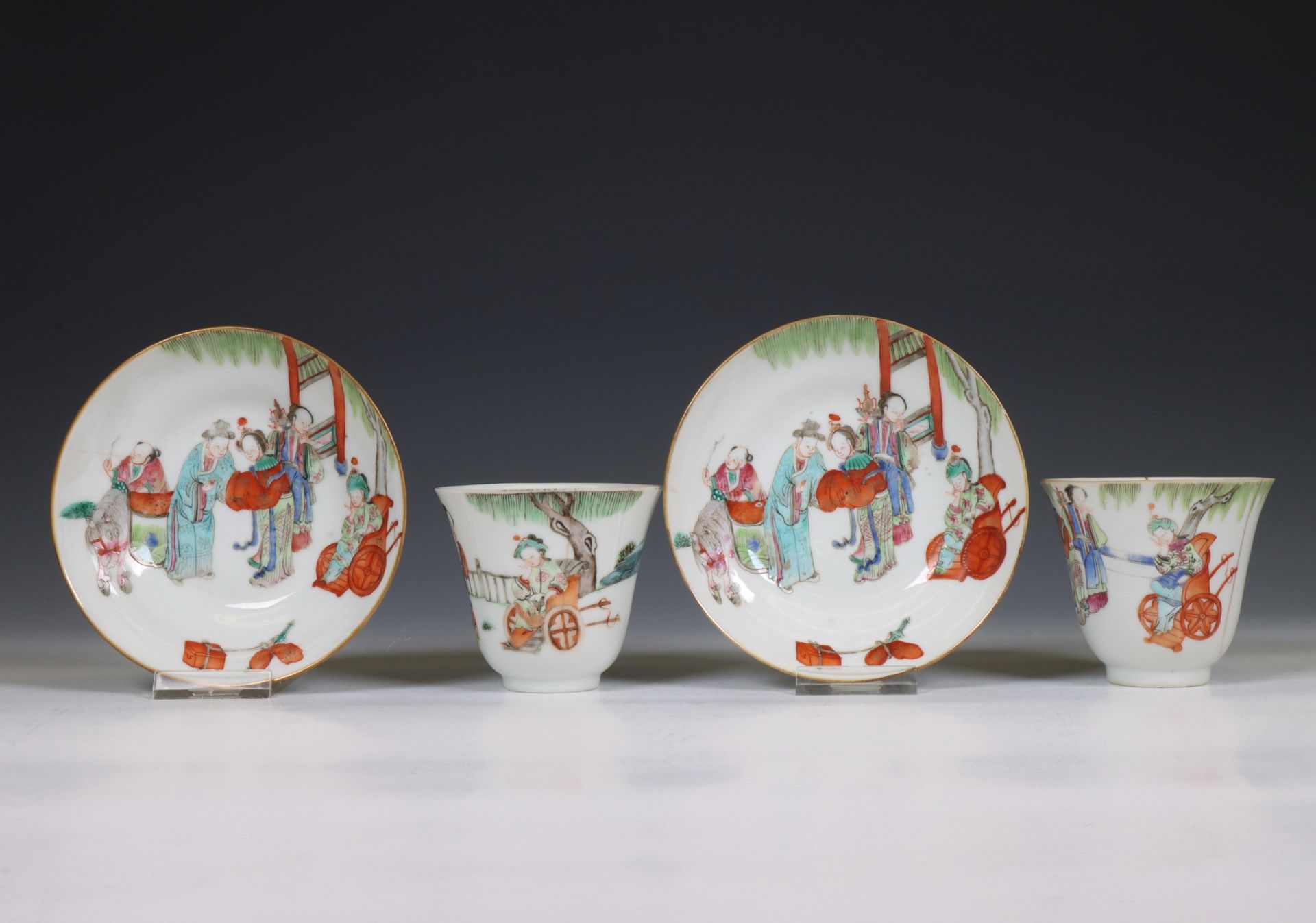 China, a pair of famille rose porcelain cups and saucers, 19th century, - Bild 5 aus 5